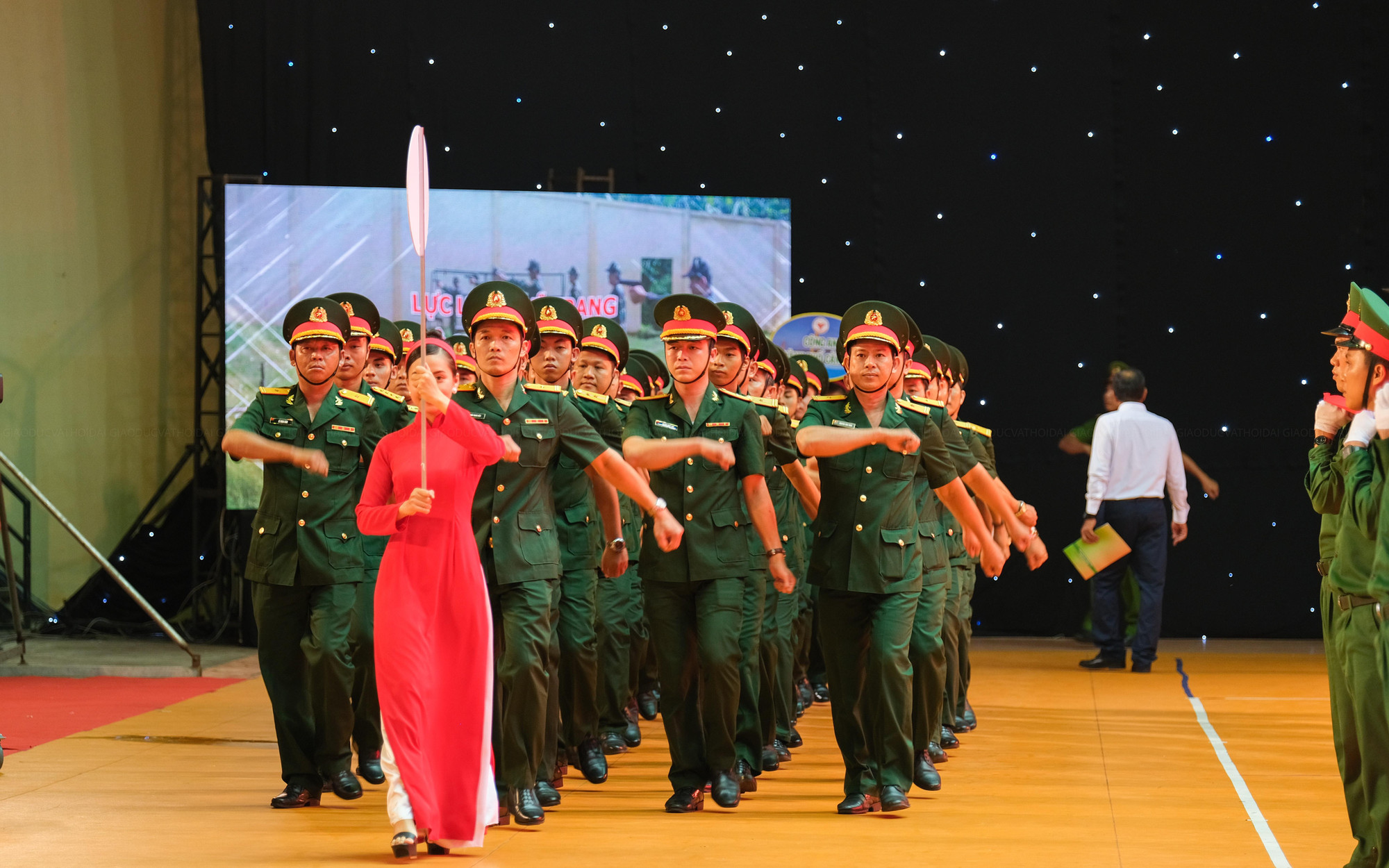 Các đoàn diễu hành tham gia đại hội.