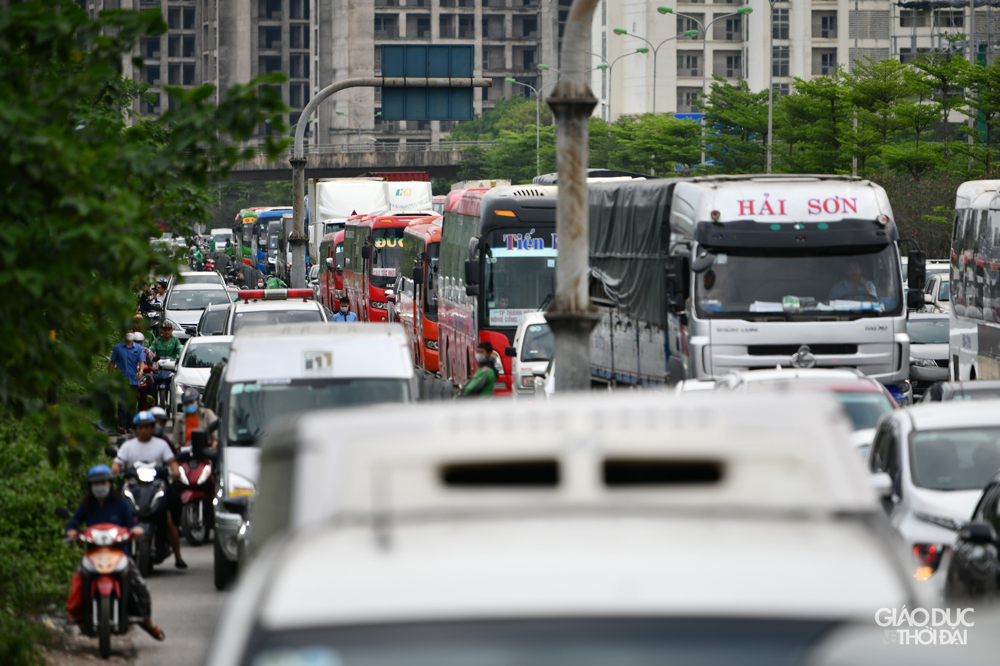 Vào cuối giờ chiều, tại cao tốc cũng như đường gom lượng phương tiện đều đông đúc. Vào cuối giờ chiều, tại cao tốc cũng như đường gom lượng phương tiện đều đông đúc.
