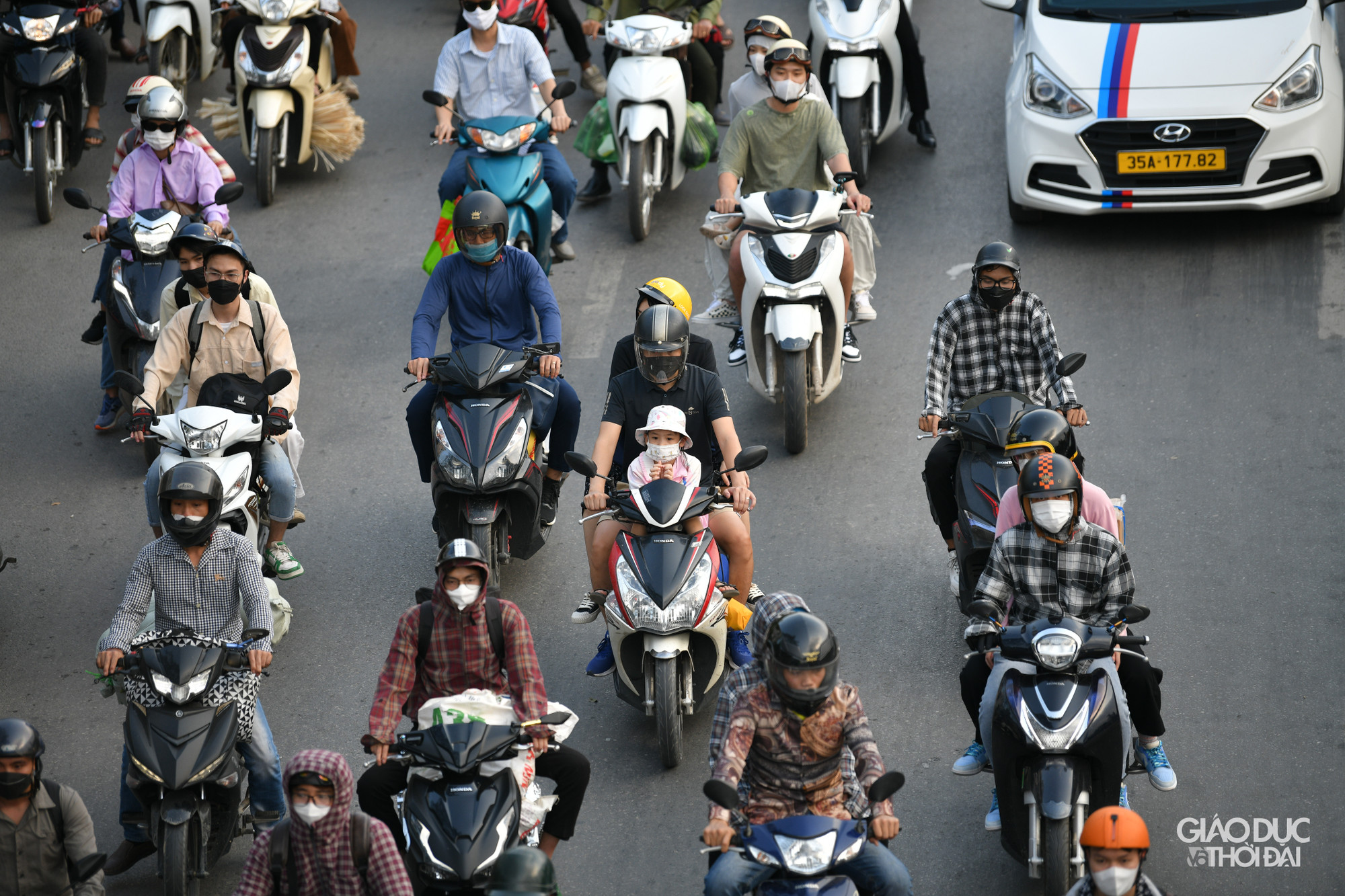 Ông Phạm Văn Loan - Giám đốc Trung tâm Điều hành giao thông tuyến Cao tốc BOT Pháp Vân - Cầu Giẽ cho biết, ngay từ khoảng 15h30 chiều khi áp lực giao thông đổ về Hà Nội tăng cao, trên tuyến cao tốc Pháp Vân – Cầu Giẽ, trung tâm điều hành cao tốc Pháp Vân – Cầu Giẽ đã phối hợp với lực lượng Cục CSGT (Bộ Công an), lực lượng thanh tra giao thông trên tuyến phân luồng từ xa Liêm Tuyền, Vạn Điểm và phân về Thường Tín, đồng thời phân luồng từ xa ra quốc lộ 1A cũ và đường gom. Ông Phạm Văn Loan - Giám đốc Trung tâm Điều hành giao thông tuyến Cao tốc BOT Pháp Vân - Cầu Giẽ cho biết, ngay từ khoảng 15h30 chiều khi áp lực giao thông đổ về Hà Nội tăng cao, trên tuyến cao tốc Pháp Vân – Cầu Giẽ, trung tâm điều hành cao tốc Pháp Vân – Cầu Giẽ đã phối hợp với lực lượng Cục CSGT (Bộ Công an), lực lượng thanh tra giao thông trên tuyến phân luồng từ xa Liêm Tuyền, Vạn Điểm và phân về Thường Tín, đồng thời phân luồng từ xa ra quốc lộ 1A cũ và đường gom.