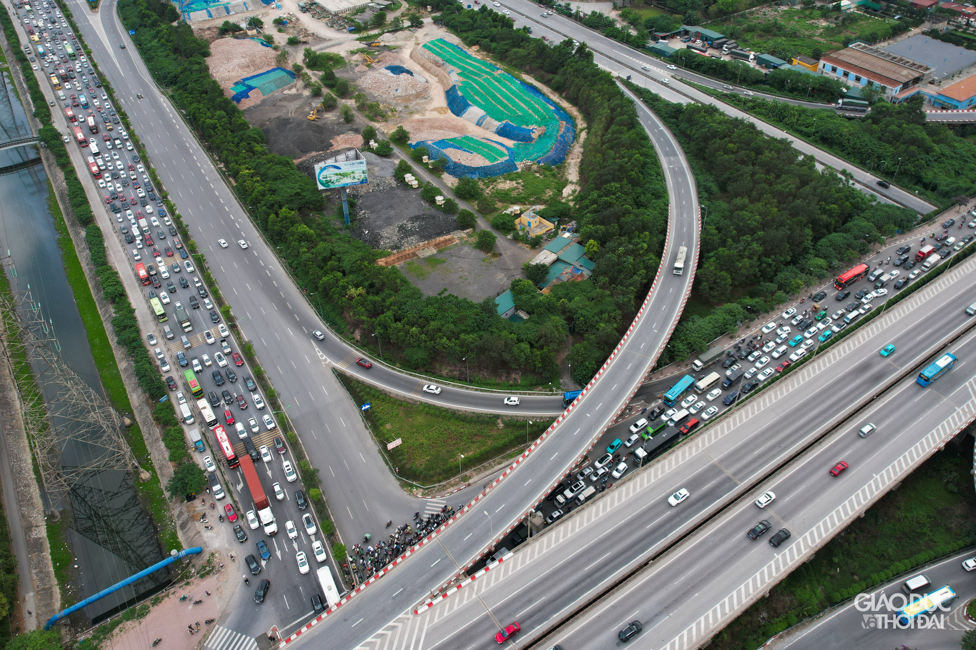 Tại đầu cao tốc Pháp Vân- Cầu Giẽ lượng phương tiện tăng đột biến vào cuối giờ chiều, hướng về nội thành. Tại đầu cao tốc Pháp Vân- Cầu Giẽ lượng phương tiện tăng đột biến vào cuối giờ chiều, hướng về nội thành.