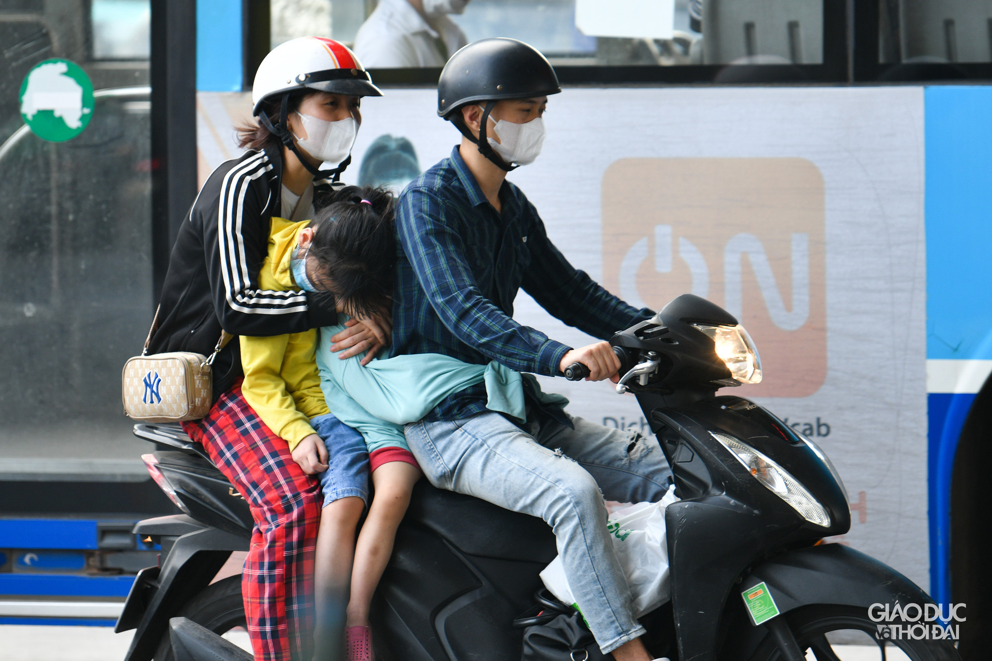 Nhiều bạn nhỏ do phải di chuyển 1 quãng đường dài nên đã ngủ trên xe. Nhiều bạn nhỏ do phải di chuyển 1 quãng đường dài nên đã ngủ trên xe.