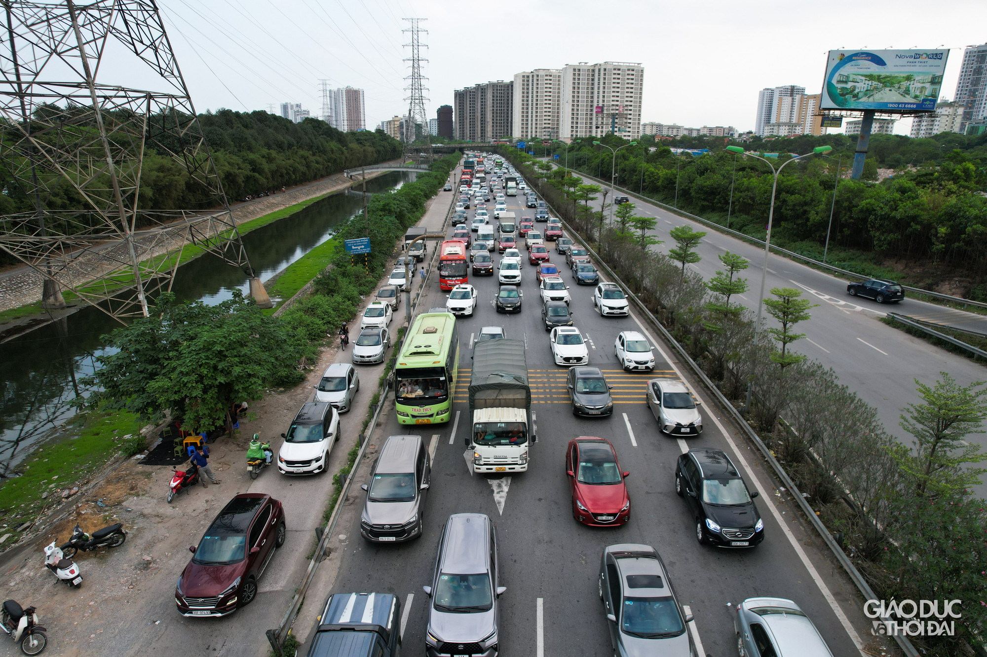 Do lo ngại tắc đường nên nhiều người dân đã lựa chọn lên Thủ đô trước một ngày. Do lo ngại tắc đường nên nhiều người dân đã lựa chọn lên Thủ đô trước một ngày.