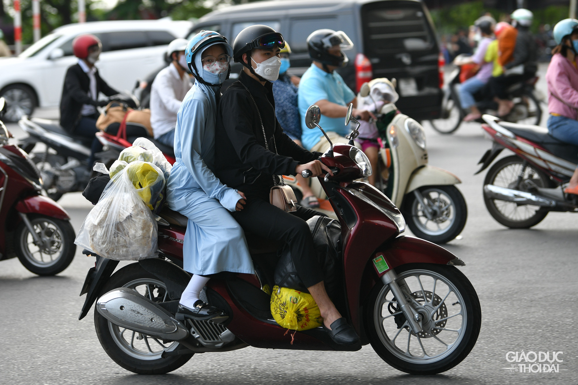 Người dân lỉnh kỉnh đồ đạc lên thành phố. Người dân lỉnh kỉnh đồ đạc lên thành phố.