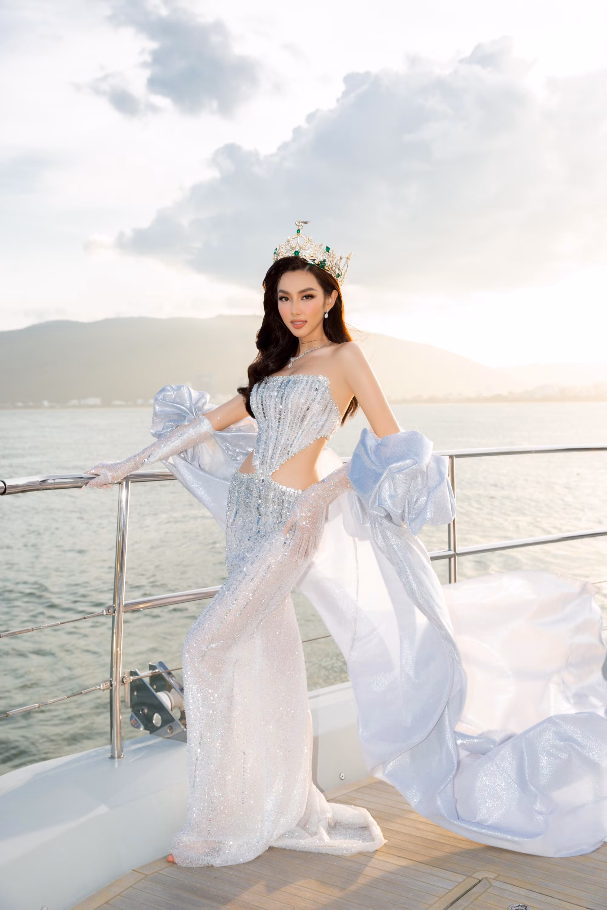 Thùy Tiên diện trang phục lộng lẫy trên du thuyền.