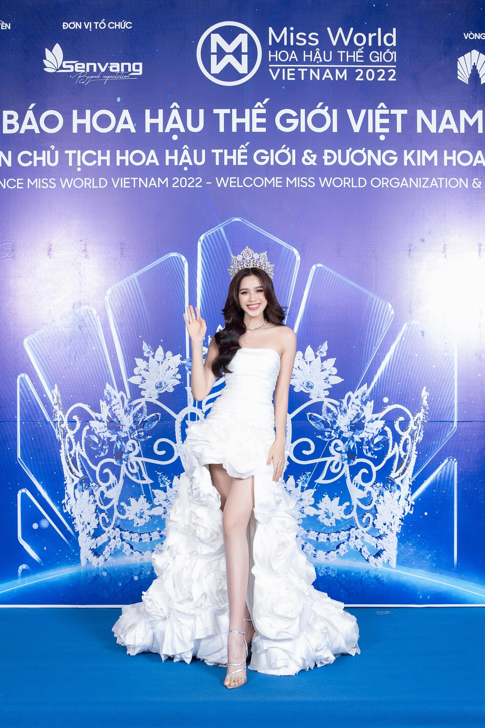 Hoa hậu Đỗ Thị Hà mặc đầm trắng với điểm nhấn xếp nếp hoa bản to. Sau hai năm đăng quang, cô ngày càng trưởng thành về nhan sắc cũng như phong cách thời trang. Hoa hậu