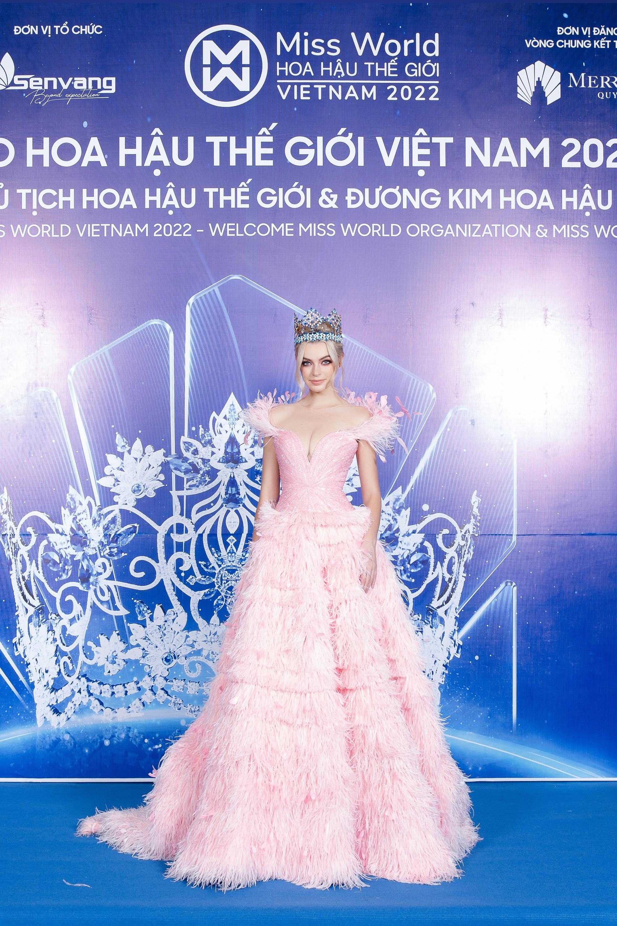 Đương kim Hoa hậu Thế giới Karolina Bielawska.