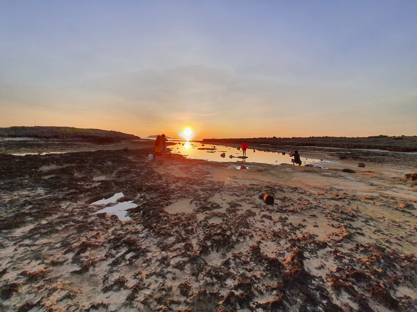 Con đường mòn dẫn ra Hòn Đỏ chừng 1,5 km, còn gì tuyệt hơn khi dạo trên những rạn san hô lúc thủy triều xuống, thả hồn mình theo sóng gió biển cả, đón chào ánh bình minh ngày mới.