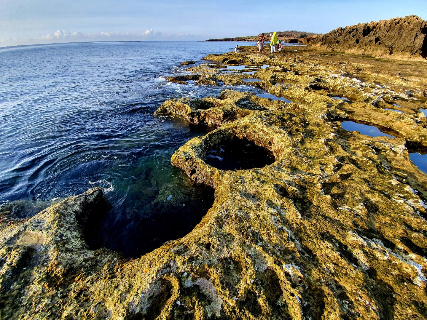 Đến Hòn Đỏ, bất kể thời gian nào trong năm, khi nắng, mưa. Du khách vẫn thấy toát lên vẻ đẹp đầy quyến rũ, một thiên đường của sự bình yên. Không chỉ hòa mình vào cảnh sắc thiên nhiên thơ mộng, du khách có thể tổ chức những hoạt động đầy bổ ích như cắm trại, câu cá trò chuyện cùng người bản xứ rất thân thiện, hiếu khách cũng như hiểu thêm về cuộc sống của người dân địa phương.