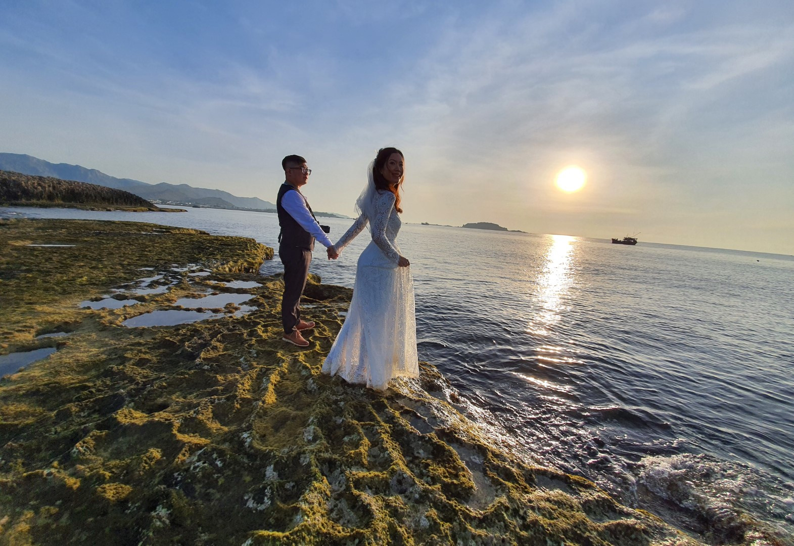 Hòn Đỏ không chỉ là nơi chắp cánh tình yêu cho các đôi uyên ương, mà còn là một trong 7 địa điểm lý tưởng để chụp ảnh cưới ở Ninh Thuận. Với chiếc máy ảnh hay chiếc điện thoại smartphone trên tay, du khách có thể ngao du, khám phá cảnh đẹp để săn cho mình những bức ảnh ấn tượng.