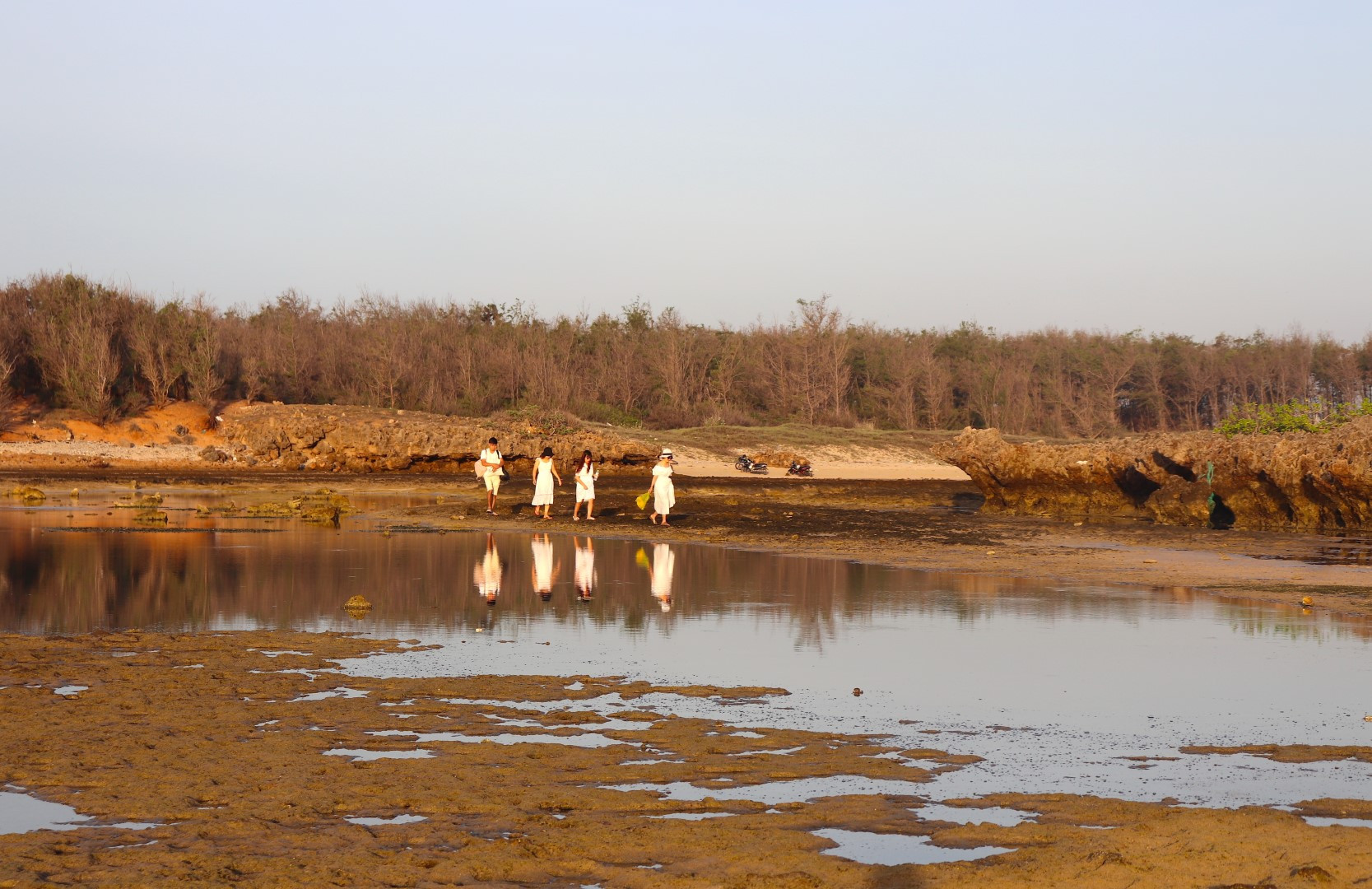 Toàn bộ hòn Đỏ được bao bọc bởi rừng dương, không có người sinh sống nên vẫn giữ nguyên nét hoang sơ. Vì thế, đây là địa điểm lý tưởng cho những ai yêu thích sự bình yên, tĩnh lặng. Khu vực này có nhiều mảng đá rất sắc, nhọn, nên du khách nhớ trang bị giày, dép cẩn thận khi tham quan.