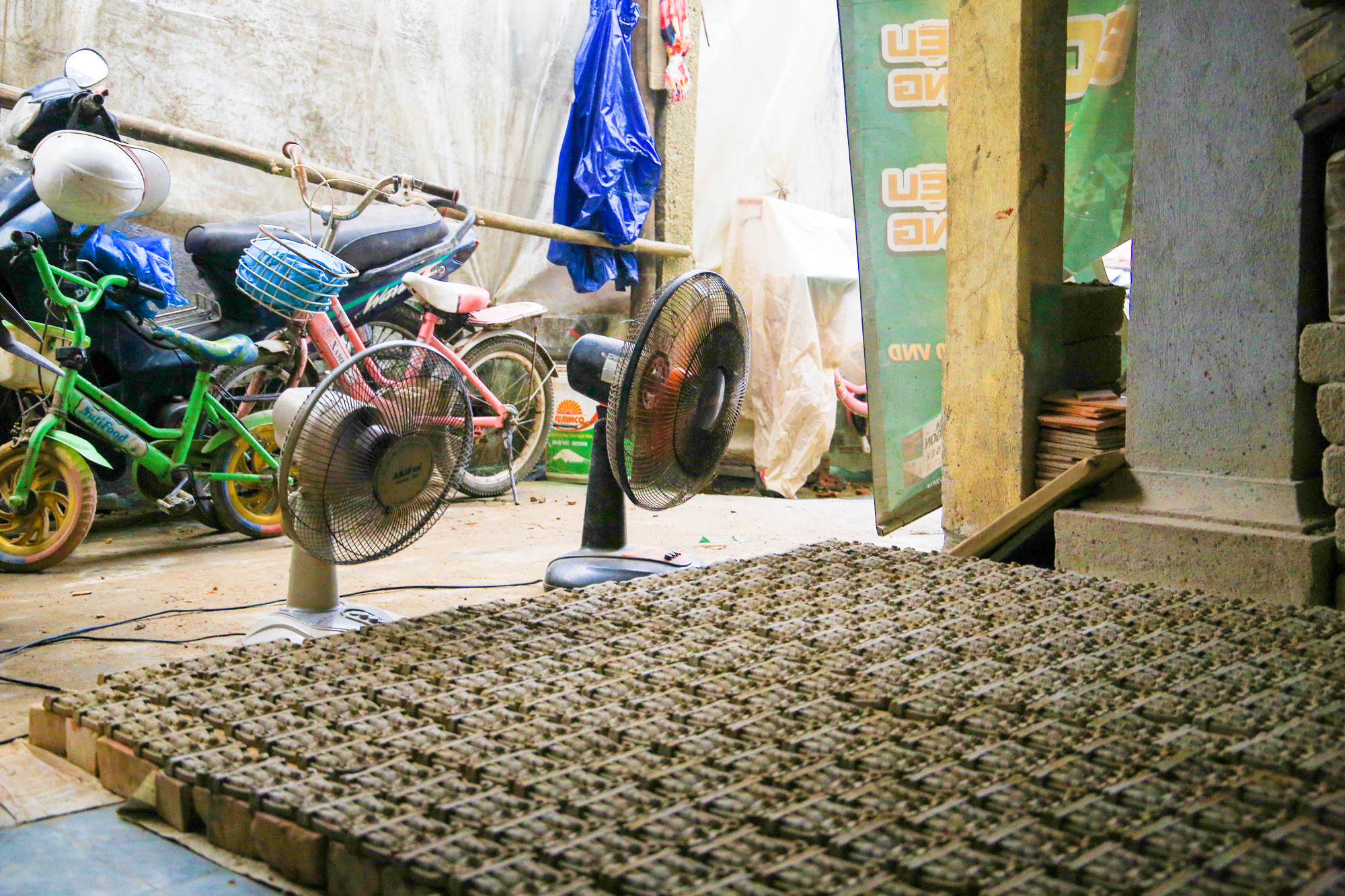 Thời tiết ít nắng, bà con dùng quạt để tượng đất nhanh được khô, rồi đưa vào lò nung và xếp thành từng hàng, giữa các hàng cần có khoảng cách để lửa cháy đều. Thời tiết ít nắng, bà con dùng quạt để tượng đất nhanh được khô, rồi đưa vào lò nung và xếp thành từng hàng, giữa các hàng cần có khoảng cách để lửa cháy đều.