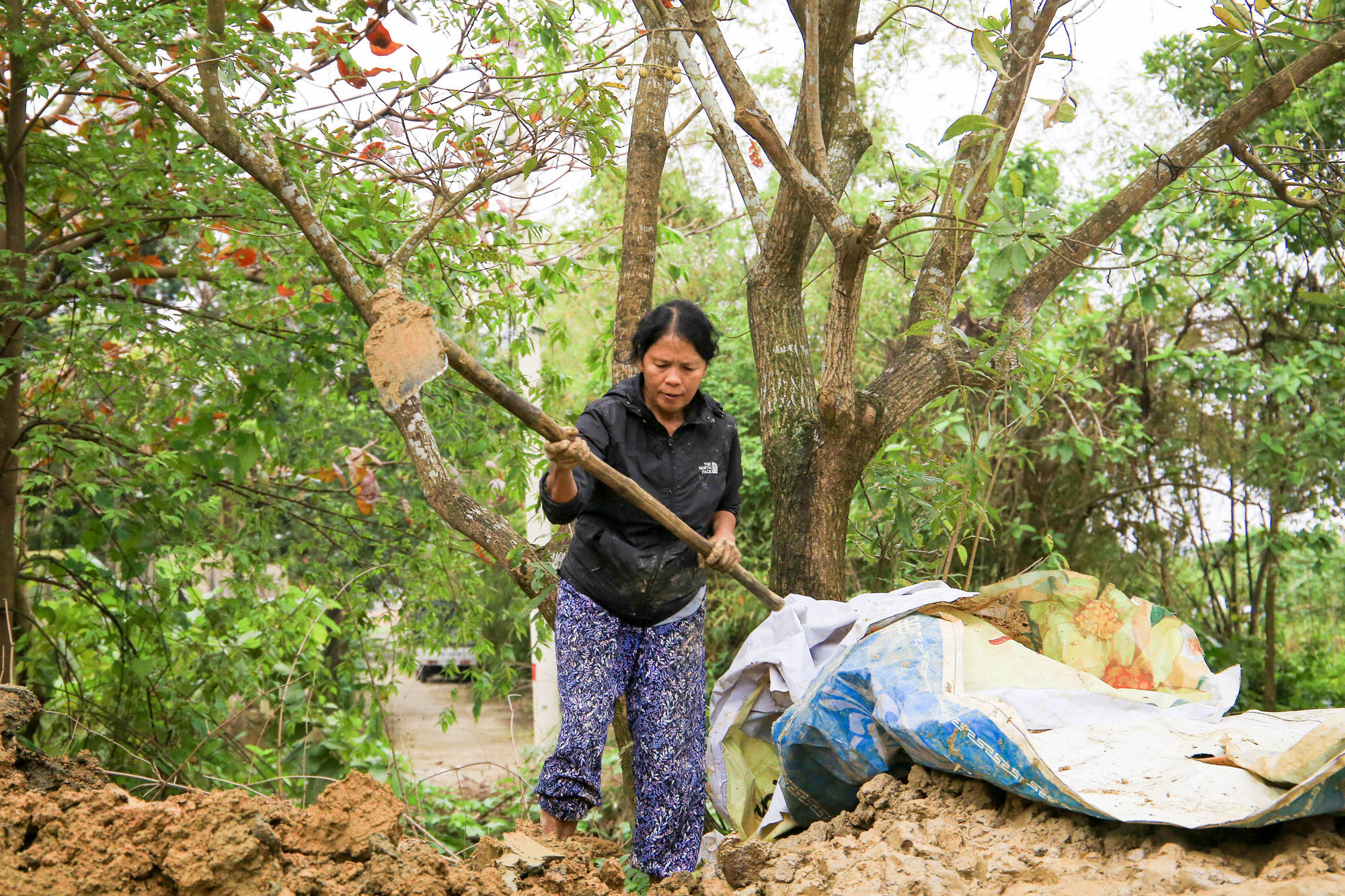Đầu tiên là nguyên liệu đất sét, đất phải có chất lượng tốt, được mua từ đầu năm về dự trữ. Sau đó tiến hành trộn để cho đất được nhuyễn, có độ dẻo và mịn thì mới có thể làm tượng. Đầu tiên là nguyên liệu đất sét, đất phải có chất lượng tốt, được mua từ đầu năm về dự trữ. Sau đó tiến hành trộn để cho đất được nhuyễn, có độ dẻo và mịn thì mới có thể làm tượng.