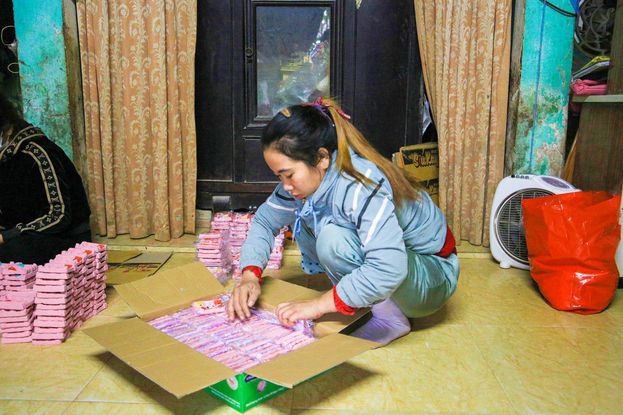 Ông Võ Văn Nam (trú tại Tổ 1, Địa Linh) cho biết, để làm ra tượng ông Táo cần phải trải qua nhiều công đoạn. Ông Võ Văn Nam (trú tại Tổ 1, Địa Linh) cho biết, để làm ra tượng ông Táo cần phải trải qua nhiều công đoạn.