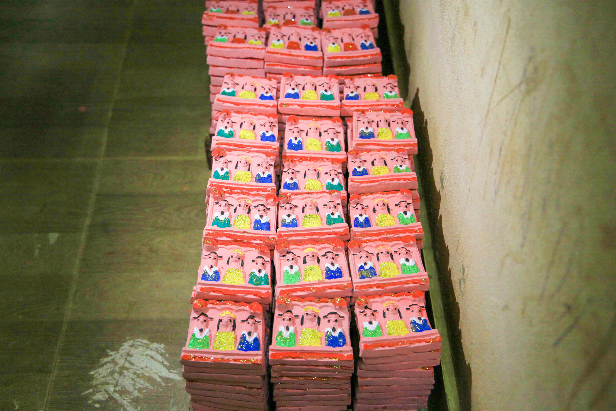 Ông Võ Văn Đức (68 tuổi) là một hộ làm nghề lâu năm cho biết, trung bình mỗi ngày có thể làm từ 500 – 600 tượng, giá nhập sỉ khoảng từ 1.200 đồng – 1.500 đồng/tượng. Khi ra thị trường sẽ bán giá lẻ khoảng 10.000 – 15.000 đồng/tượng. Ông Võ Văn Đức (68 tuổi) là một hộ làm nghề lâu năm cho biết, trung bình mỗi ngày có thể làm từ 500 – 600 tượng, giá nhập sỉ khoảng từ 1.200 đồng – 1.500 đồng/tượng. Khi ra thị trường sẽ bán giá lẻ khoảng 10.000 – 15.000 đồng/tượng.