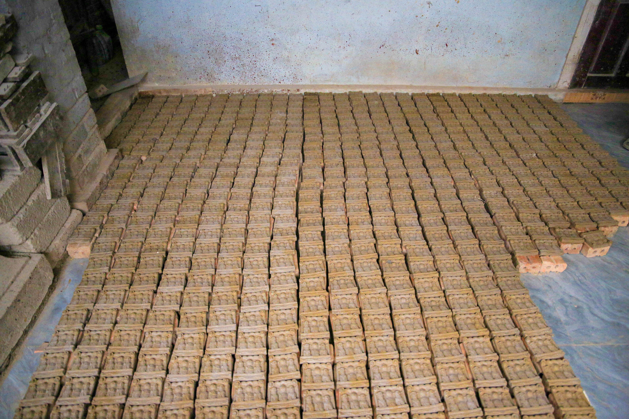 Làng Địa Linh, phường Hương Vinh, TP Huế là ngôi làng duy nhất còn lại của Thừa Thiên Huế làm tượng ông Công, ông Táo bằng đất nung phục vụ thờ cúng ngày 23 tháng Chạp. Làng Địa Linh, phường Hương Vinh, TP Huế là ngôi làng duy nhất còn lại của Thừa Thiên Huế làm tượng ông Công, ông Táo bằng đất nung phục vụ thờ cúng ngày 23 tháng Chạp.