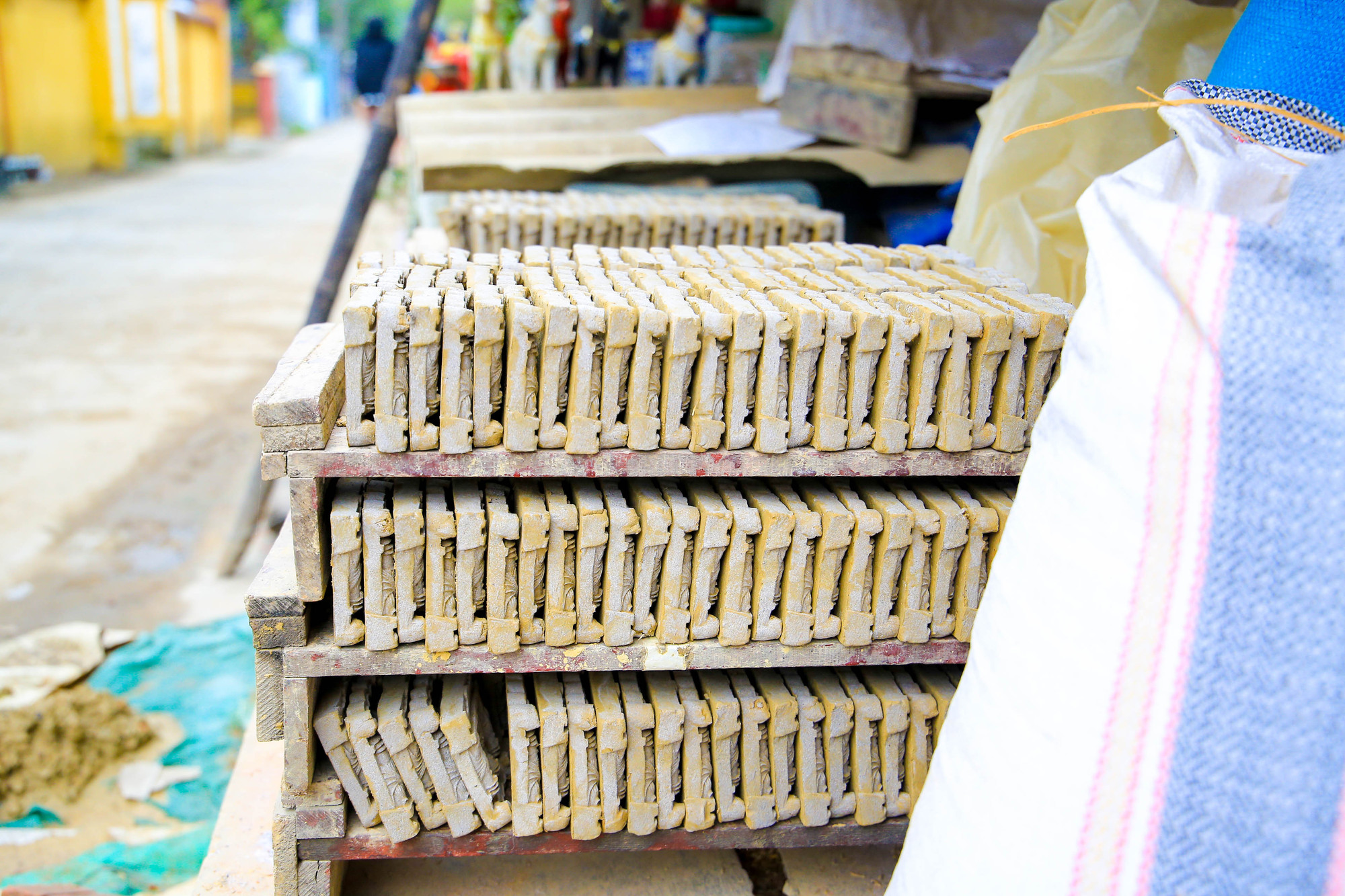 Vì lợi nhuận không cao nên hiện nay chỉ còn khoảng 4 - 5 hộ bám trụ theo nghề. Vì lợi nhuận không cao nên hiện nay chỉ còn khoảng 4 - 5 hộ bám trụ theo nghề.