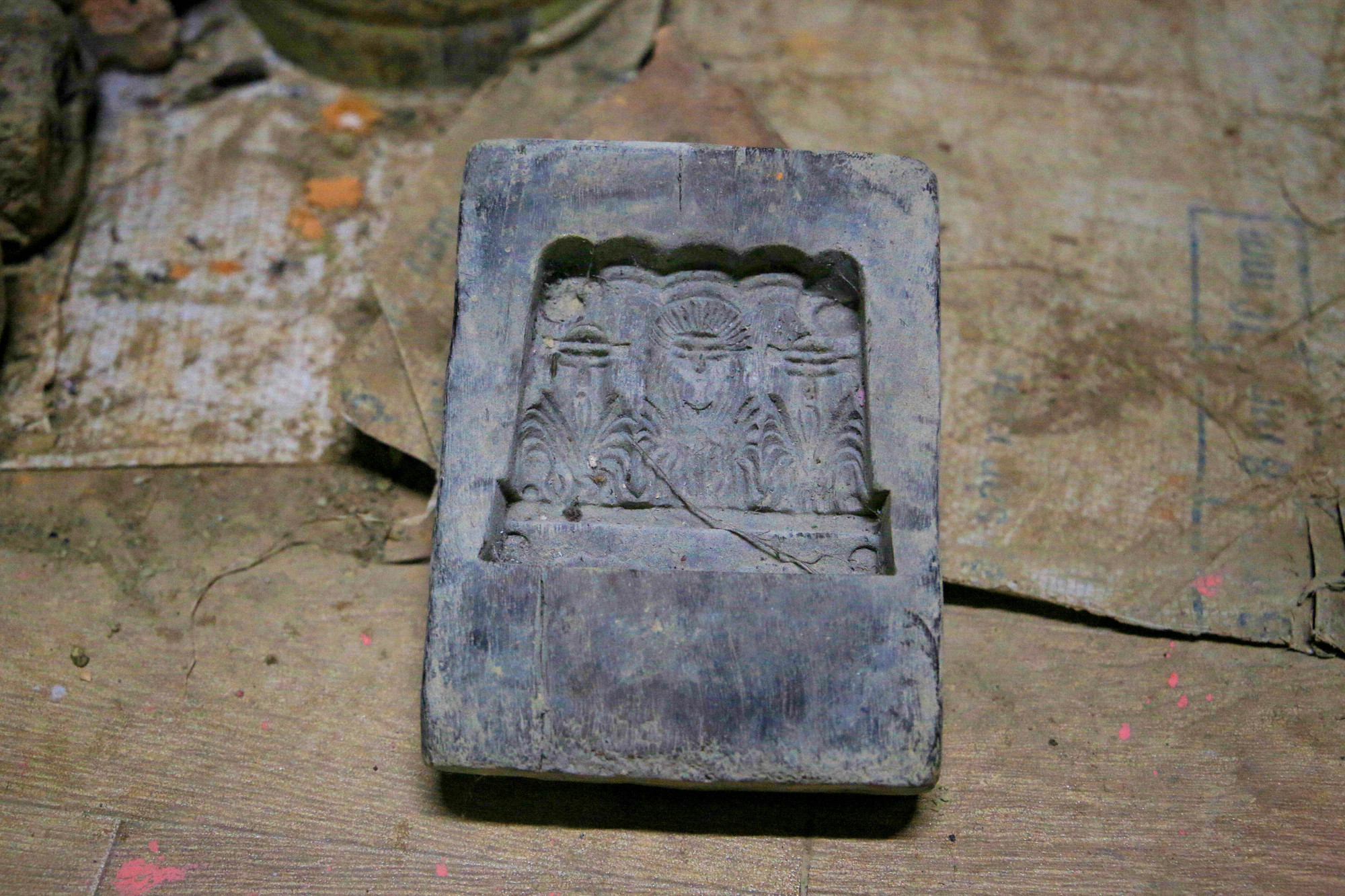 Tiếp theo là nặn tượng, đất sét được cho vào khuôn bằng gỗ lim có sẵn. Sau đó, dùng dao gọt mặt sau của tượng rồi lấy khỏi khuôn, phơi nắng khoảng từ 2 đến 3 ngày để tượng khô. Tiếp theo là nặn tượng, đất sét được cho vào khuôn bằng gỗ lim có sẵn. Sau đó, dùng dao gọt mặt sau của tượng rồi lấy khỏi khuôn, phơi nắng khoảng từ 2 đến 3 ngày để tượng khô.