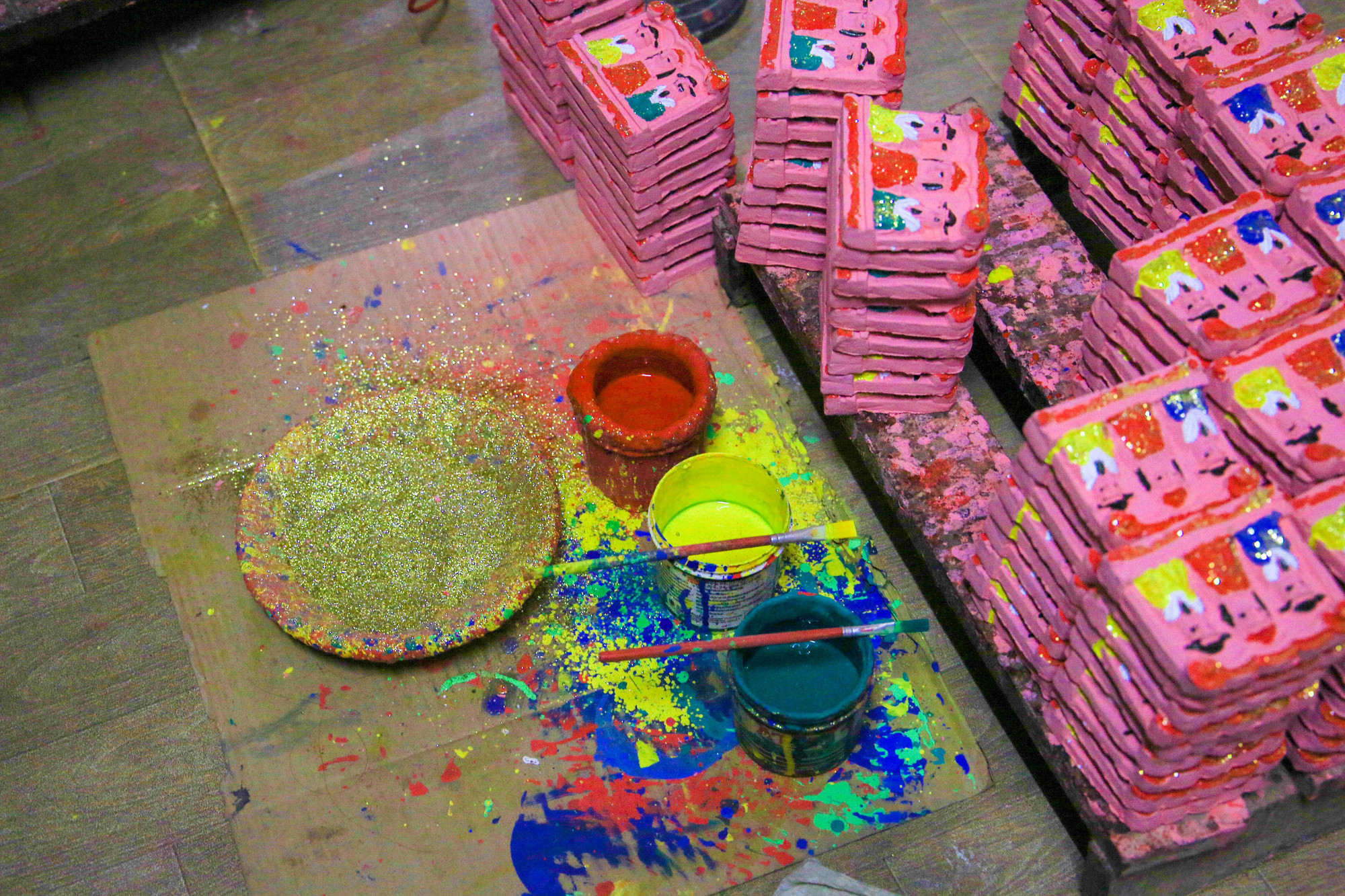 Thông thường có 2 cách lên màu, sơn mài màu đỏ sẫm hoặc vẽ bằng màu rồi rắc bột kim tuyến để trông bắt mắt hơn. Thông thường có 2 cách lên màu, sơn mài màu đỏ sẫm hoặc vẽ bằng màu rồi rắc bột kim tuyến để trông bắt mắt hơn.