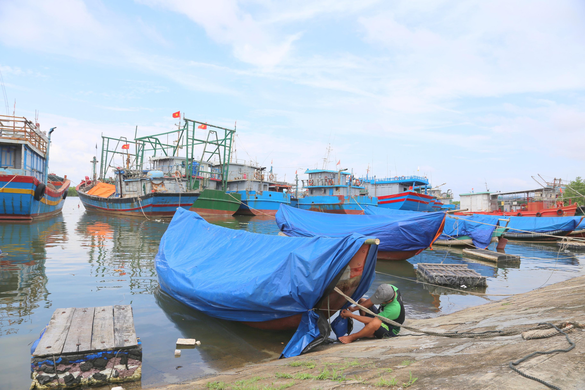Ngư dân Lê Văn Lập, thôn Hà Tây, xã Triệu An buộc lại ghe chắc chắn. Ngư dân Lê Văn Lập, thôn Hà Tây, xã Triệu An buộc lại ghe chắc chắn.