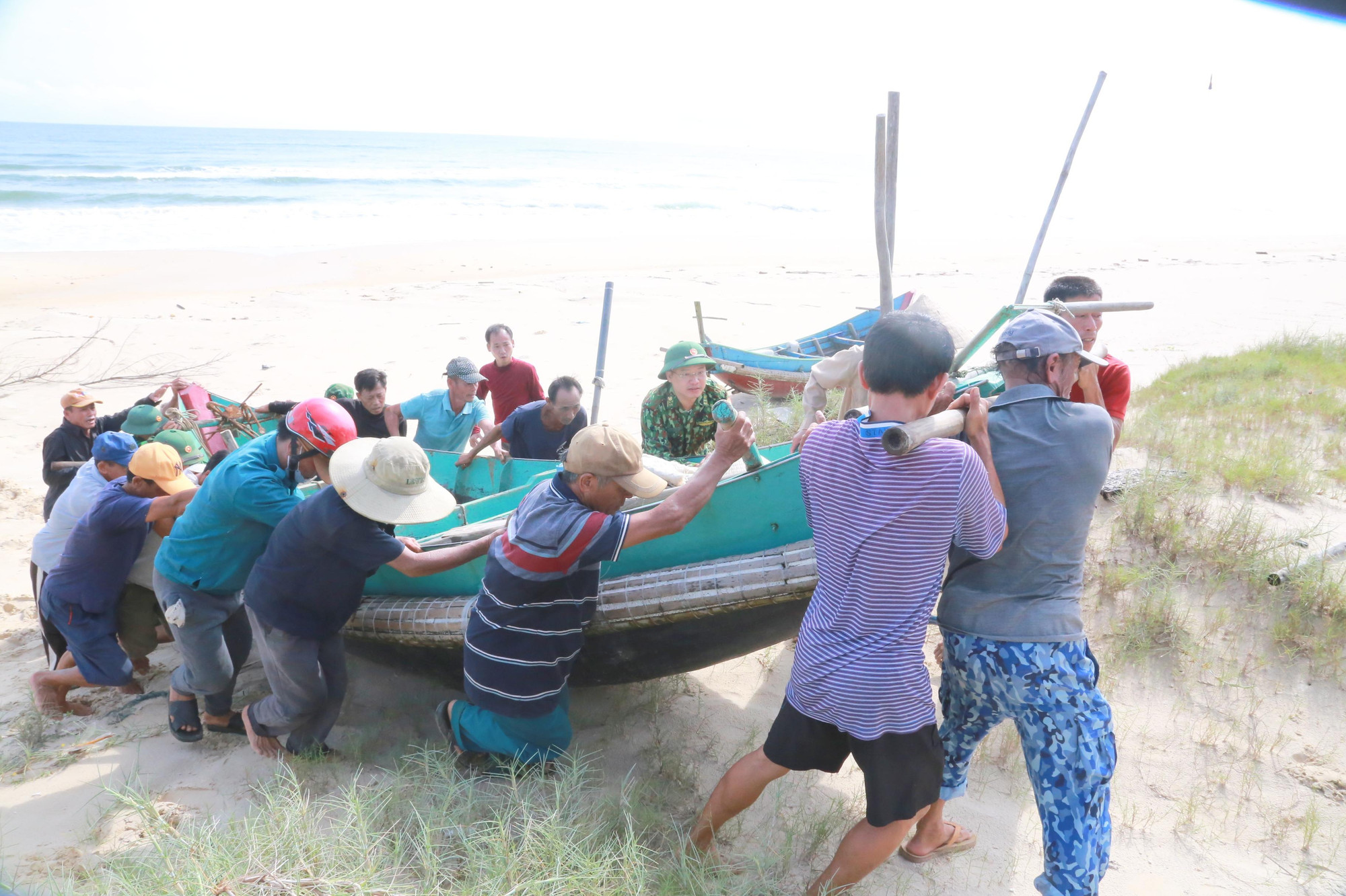 Ngư dân Phan Đình Kham (65 tuổi, trú ở xã Gio Hải, huyện Gio Linh) cho biết, nắm bắt thông tin về bão số 4, ngư dân khu vực thôn 5 đã tập trung tại bãi biển để di chuyển thuyền đến vị trí cao. “Thôn 5, xã Gio Hải có khoảng 45 chiếc thuyền công suất từ 8-10CV. Từ chiều 25/9 đến nay, bà con đưa thuyền lên bờ, xa bãi biển từ 20-50m để hạn chế bị sóng dâng cao, gây hư hỏng. Bên cạnh đó, các ngư lưới cụ cũng được vận chuyển lên bờ”, ông Kham cho hay. Ngư dân Phan Đình Kham (65 tuổi, trú ở xã Gio Hải, huyện Gio Linh) cho biết, nắm bắt thông tin về bão số 4, ngư dân khu vực thôn 5 đã tập trung tại bãi biển để di chuyển thuyền đến vị trí cao. “Thôn 5, xã Gio Hải có khoảng 45 chiếc thuyền công suất từ 8-10CV. Từ chiều 25/9 đến nay, bà con đưa thuyền lên bờ, xa bãi biển từ 20-50m để hạn chế bị sóng dâng cao, gây hư hỏng. Bên cạnh đó, các ngư lưới cụ cũng được vận chuyển lên bờ”, ông Kham cho hay.