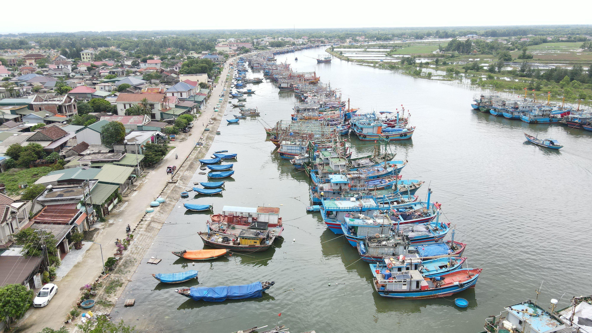 Tại khu neo đậu tàu thuyền Nam Cửa Việt (xã Triệu An, huyện Triệu Phong), hàng trăm tàu thuyền của người dân cũng đã neo đậu an toàn tránh bão số 4. Tại khu neo đậu tàu thuyền Nam Cửa Việt (xã Triệu An, huyện Triệu Phong), hàng trăm tàu thuyền của người dân cũng đã neo đậu an toàn tránh bão số 4.