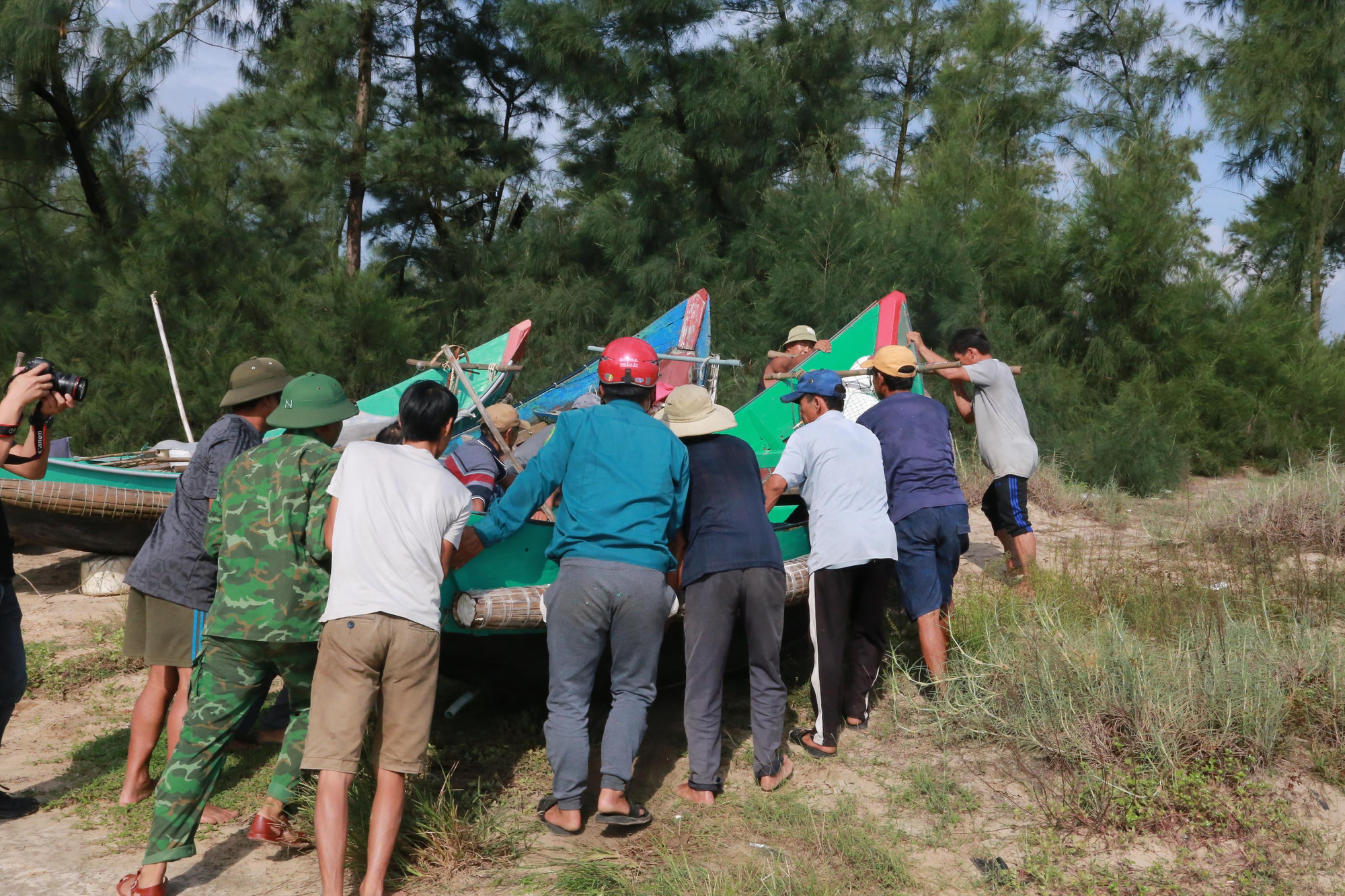 Ngư dân Nguyễn Minh Đức cho hay, trước dự báo bão có thể ảnh hưởng đến miền Trung, ngư dân đã đưa thuyền lên bờ cách xa hơn 20m. Cùng với việc di chuyển thuyền và ngư lưới cụ lên bờ, ngư dân cũng triển khai việc chằng chéo nhà cửa để chống bão. Ngư dân Nguyễn Minh Đức cho hay, trước dự báo bão có thể ảnh hưởng đến miền Trung, ngư dân đã đưa thuyền lên bờ cách xa hơn 20m. Cùng với việc di chuyển thuyền và ngư lưới cụ lên bờ, ngư dân cũng triển khai việc chằng chéo nhà cửa để chống bão.