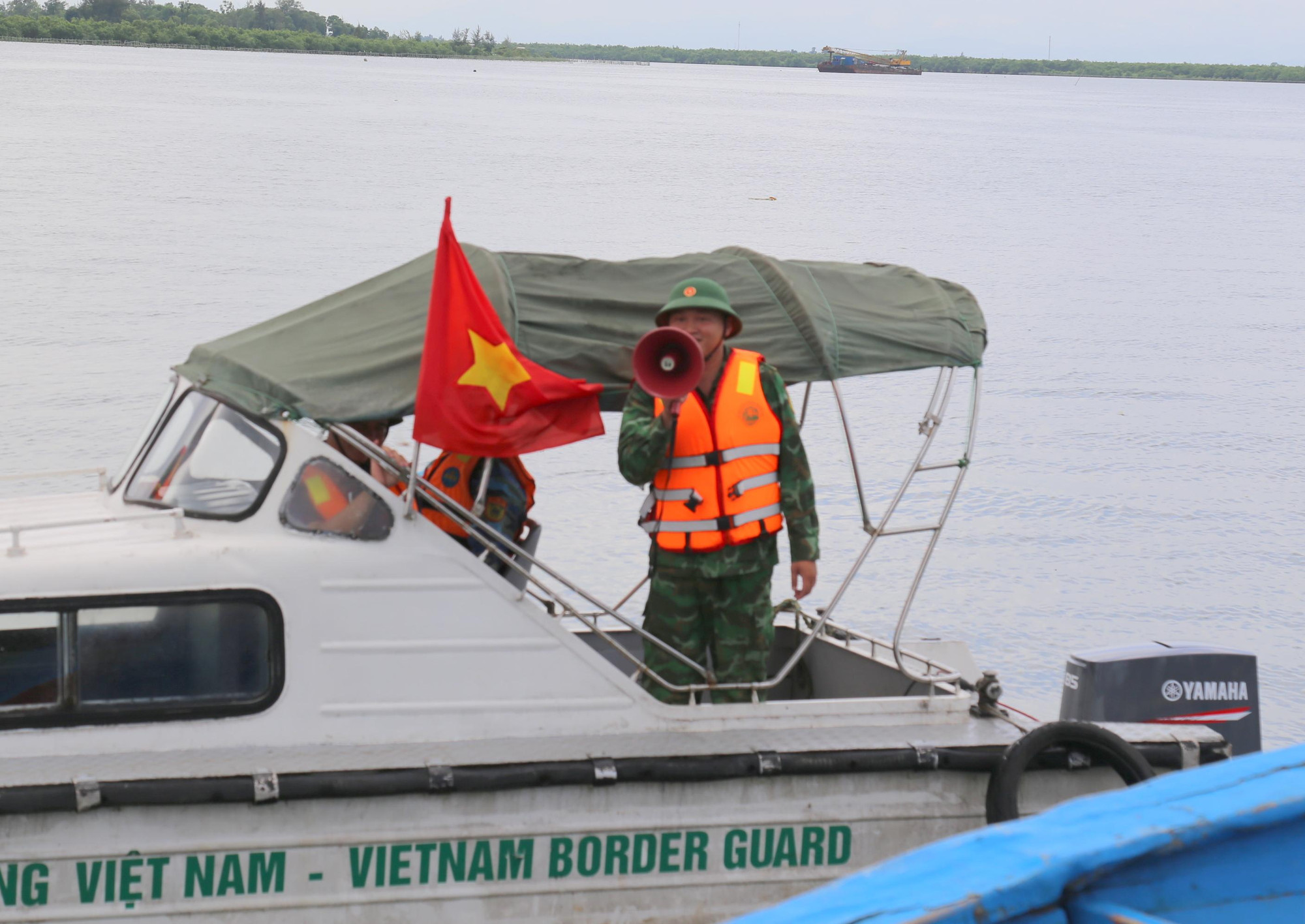 Theo Chính trị viên Đồn Biên phòng cửa khẩu Cảng Cửa Việt, từ hôm qua đến nay, đơn vị đã huy động lực lượng hỗ trợ hơn 300 ngư dân đưa tàu thuyền đến nơi an toàn để tránh bão. Lực lượng biên phòng cũng sử dụng ca nô để kêu gọi ngư dân còn neo đậu tàu thuyền trên sông Hiếu, đưa về nơi tránh trú. Theo Chính trị viên Đồn Biên phòng cửa khẩu Cảng Cửa Việt, từ hôm qua đến nay, đơn vị đã huy động lực lượng hỗ trợ hơn 300 ngư dân đưa tàu thuyền đến nơi an toàn để tránh bão. Lực lượng biên phòng cũng sử dụng ca nô để kêu gọi ngư dân còn neo đậu tàu thuyền trên sông Hiếu, đưa về nơi tránh trú.