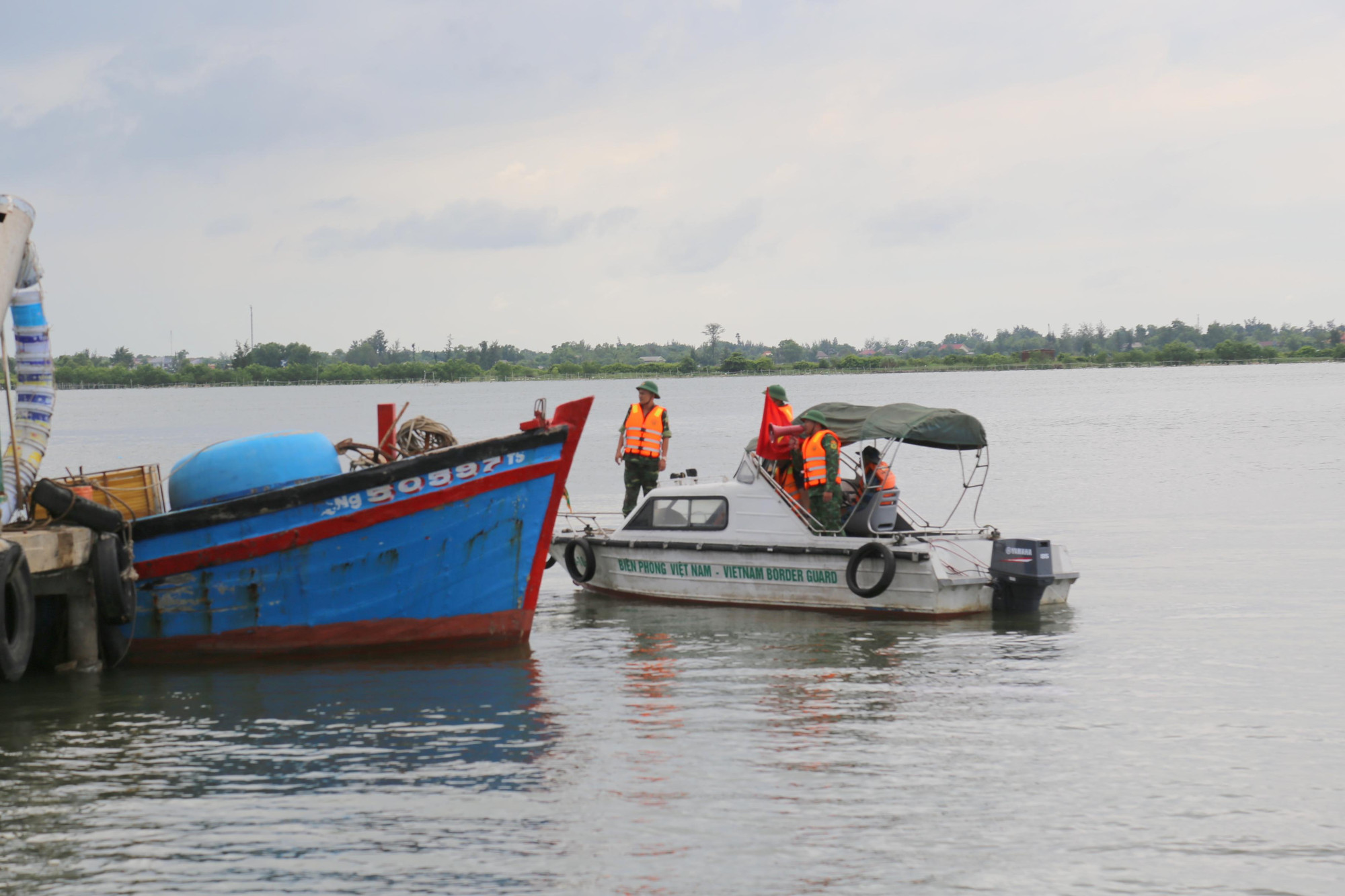 Thiếu tá Nguyễn Văn Anh – Chính trị viên Đồn Biên phòng cửa khẩu Cảng Cửa Việt cho biết, trước diễn biến bão số 4, đơn vị đã liên lạc với các tàu thuyền xa bờ về khu vực tránh trú bão; chủ động phối hợp với chính quyền địa phương di chuyển các thuyền nhỏ từ 8-10CV đến nơi tránh trú, đảm bảo tài sản cho nhân dân. Bên cạnh đó, phối hợp với chính quyền địa phương sắp xếp, xây dựng phương án di dời dân, nhất là những gia đình có nhà tạm, có nguy cơ bị tốc mái đến các công trình kiên cố, chuẩn bị đầy đủ lương thực cho nhân dân. Thiếu tá Nguyễn Văn Anh – Chính trị viên Đồn Biên phòng cửa khẩu Cảng Cửa Việt cho biết, trước diễn biến bão số 4, đơn vị đã liên lạc với các tàu thuyền xa bờ về khu vực tránh trú bão; chủ động phối hợp với chính quyền địa phương di chuyển các thuyền nhỏ từ 8-10CV đến nơi tránh trú, đảm bảo tài sản cho nhân dân. Bên cạnh đó, phối hợp với chính quyền địa phương sắp xếp, xây dựng phương án di dời dân, nhất là những gia đình có nhà tạm, có nguy cơ bị tốc mái đến các công trình kiên cố, chuẩn bị đầy đủ lương thực cho nhân dân.