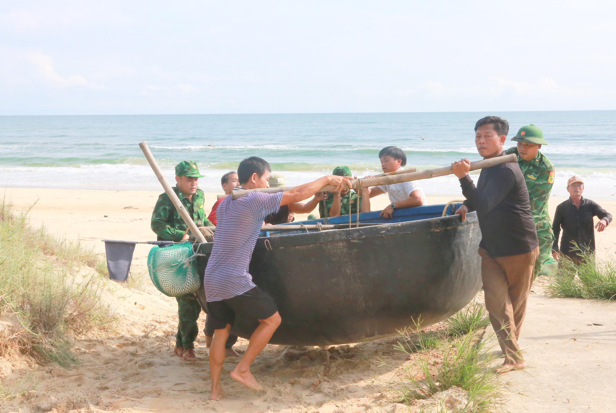 Tại vùng biển thôn 5, xã Gio Hải, Đồn Biên phòng cửa khẩu Cảng Cửa Việt đã huy động hơn 20 cán bộ, chiến sĩ hỗ trợ ngư dân đưa tàu thuyền lên bờ tránh bão, giảm thiệt hại do thiên tai gây ra. Tại vùng biển thôn 5, xã Gio Hải, Đồn Biên phòng cửa khẩu Cảng Cửa Việt đã huy động hơn 20 cán bộ, chiến sĩ hỗ trợ ngư dân đưa tàu thuyền lên bờ tránh bão, giảm thiệt hại do thiên tai gây ra.