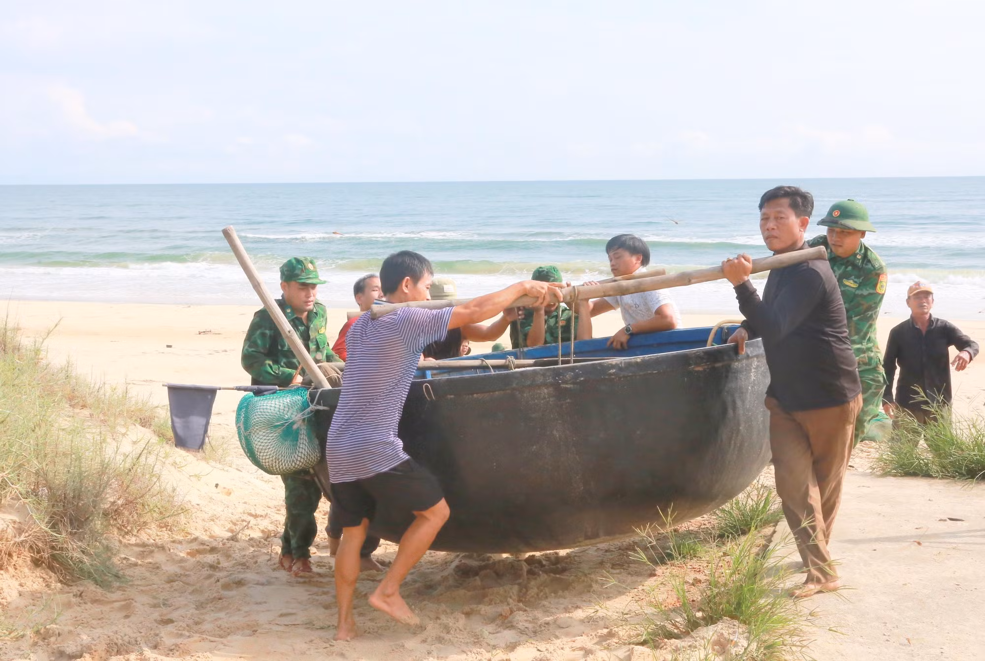 Tại vùng biển thôn 5, xã Gio Hải, Đồn Biên phòng cửa khẩu Cảng Cửa Việt đã huy động hơn 20 cán bộ, chiến sĩ hỗ trợ ngư dân đưa tàu thuyền lên bờ tránh bão, giảm thiệt hại do thiên tai gây ra.