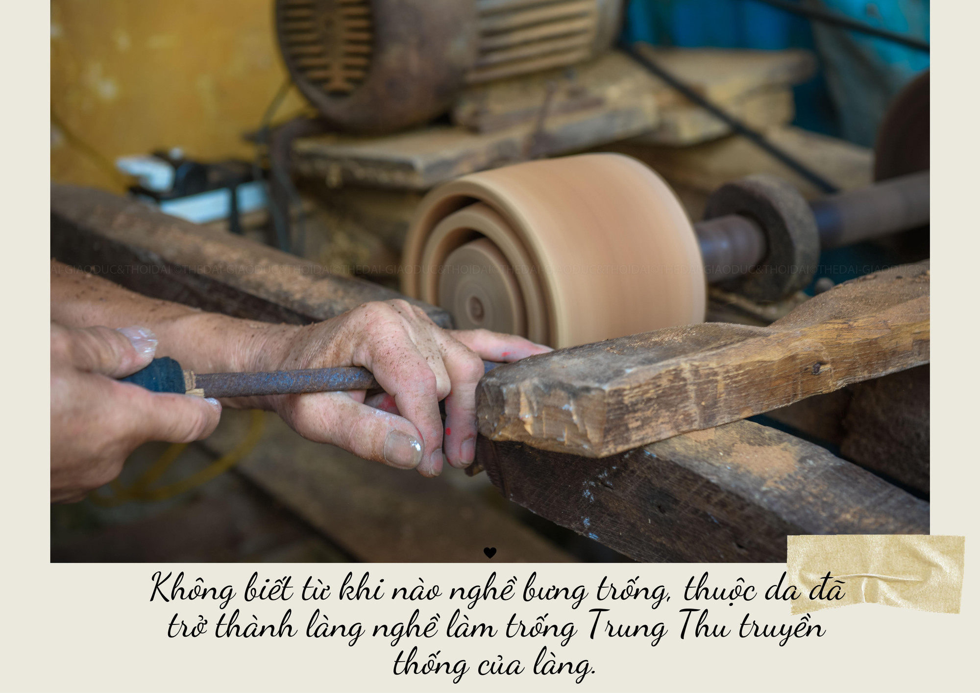 Loại gỗ để làm trống trước kia hay dùng là gỗ mít, nhưng nay sử dụng chủ yếu là gỗ trám, bồ đề hoặc mỡ. Sau đó, khuôn gỗ sẽ được đem đi tiện bằng máy thành khuôn trống với nhiều kích cỡ khác nhau. Loại gỗ để làm trống trước kia hay dùng là gỗ mít, nhưng nay sử dụng chủ yếu là gỗ trám, bồ đề hoặc mỡ. Sau đó, khuôn gỗ sẽ được đem đi tiện bằng máy thành khuôn trống với nhiều kích cỡ khác nhau.