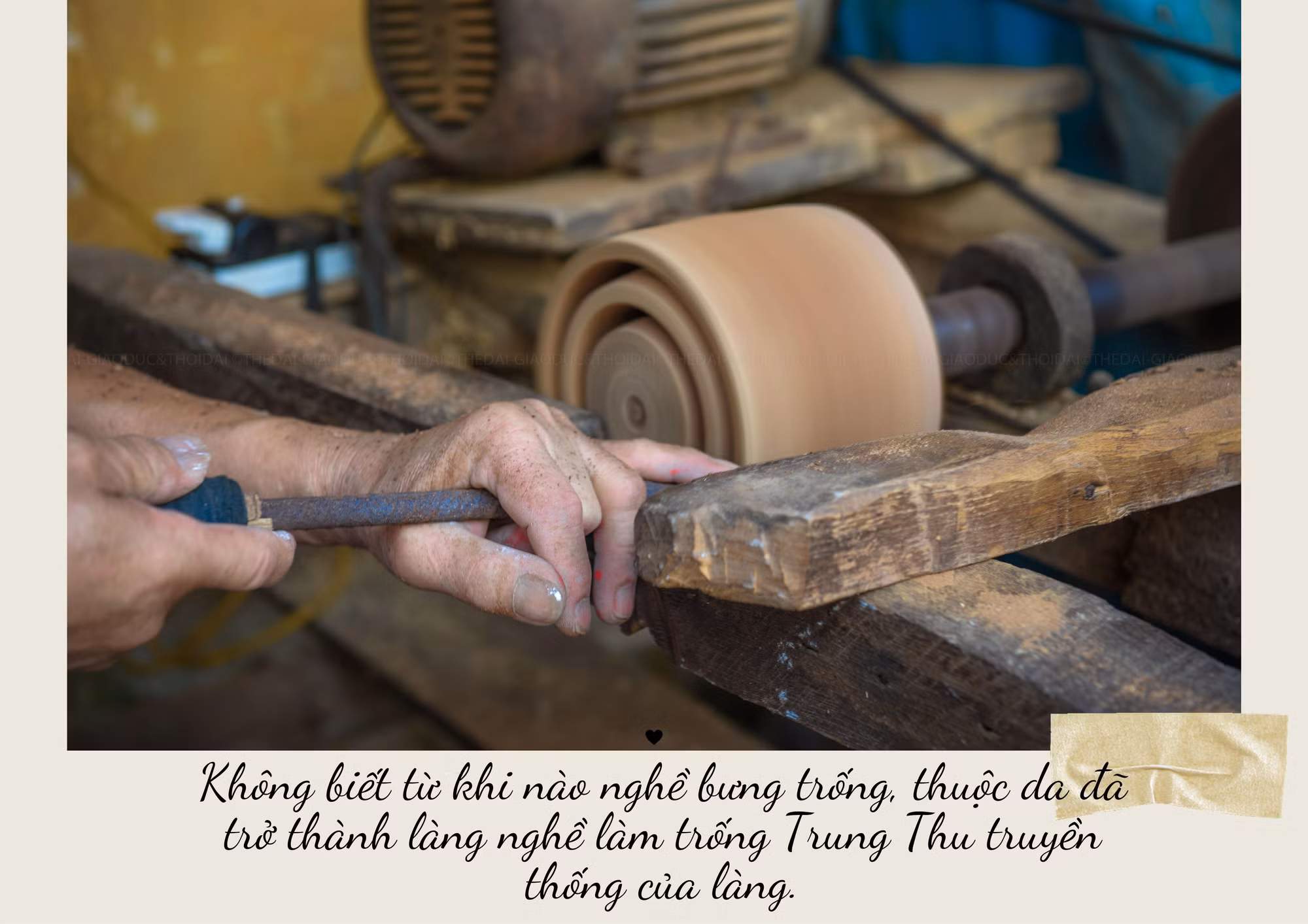 Loại gỗ để làm trống trước kia hay dùng là gỗ mít, nhưng nay sử dụng chủ yếu là gỗ trám, bồ đề hoặc mỡ. Sau đó, khuôn gỗ sẽ được đem đi tiện bằng máy thành khuôn trống với nhiều kích cỡ khác nhau.