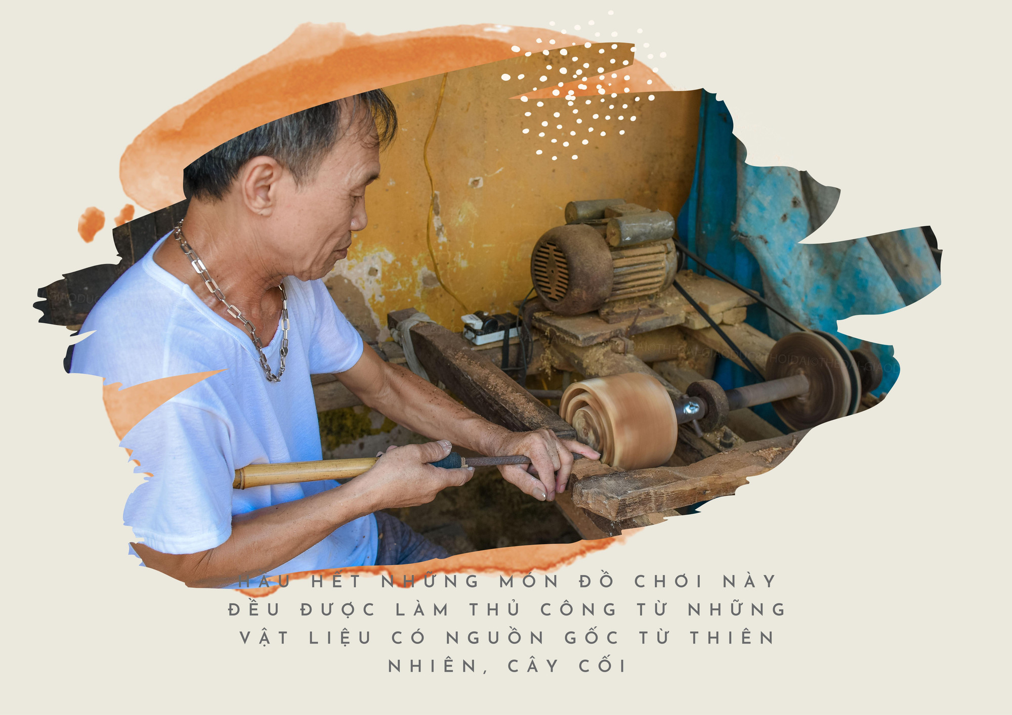 Ở cơ sở sản xuất, ông Vũ Duy Ninh tất bật công việc làm ra những chiếc đồ chơi truyền thống. Ở cơ sở sản xuất, ông Vũ Duy Ninh tất bật công việc làm ra những chiếc đồ chơi truyền thống.