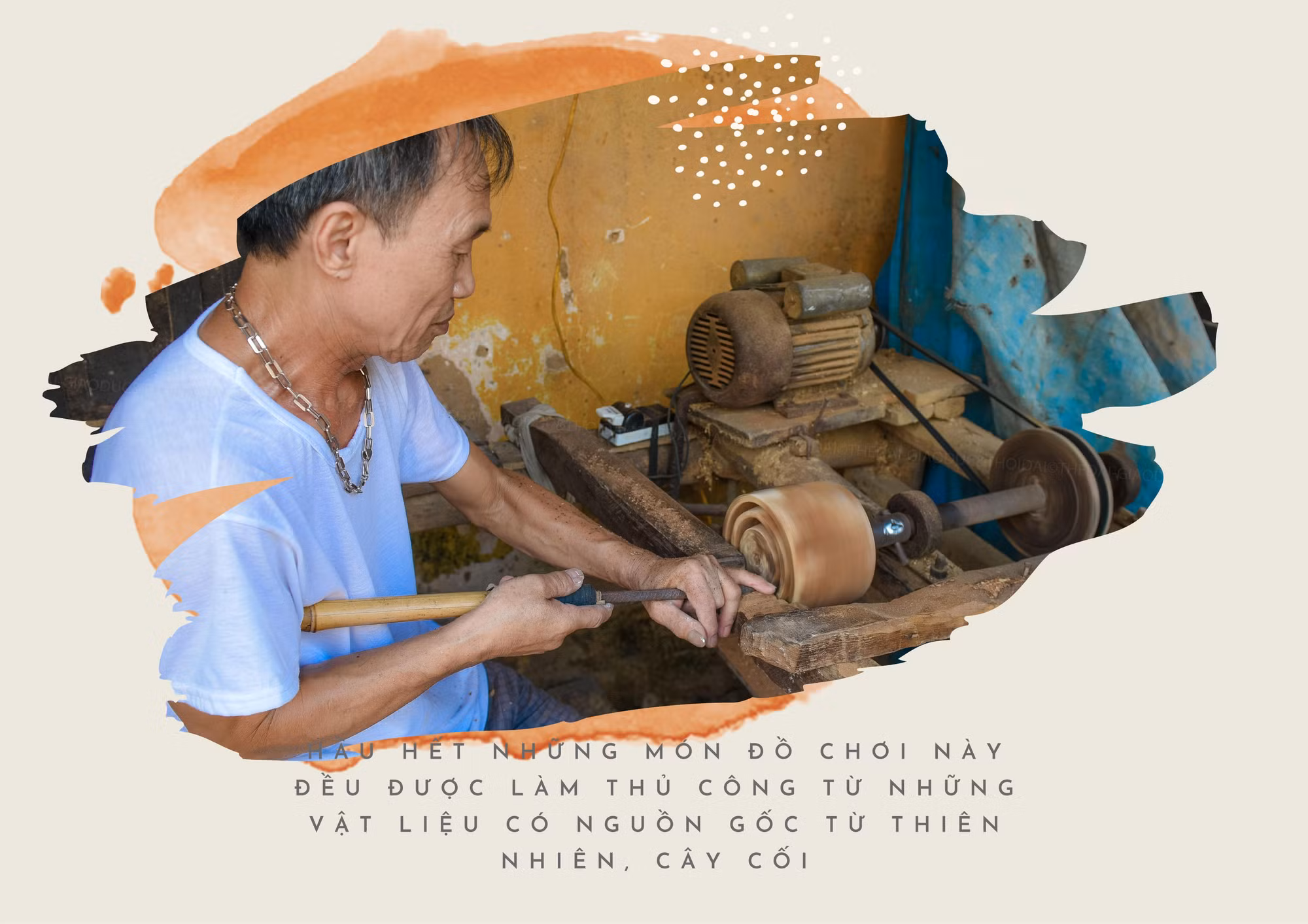 Ở cơ sở sản xuất, ông Vũ Duy Ninh tất bật công việc làm ra những chiếc đồ chơi truyền thống.