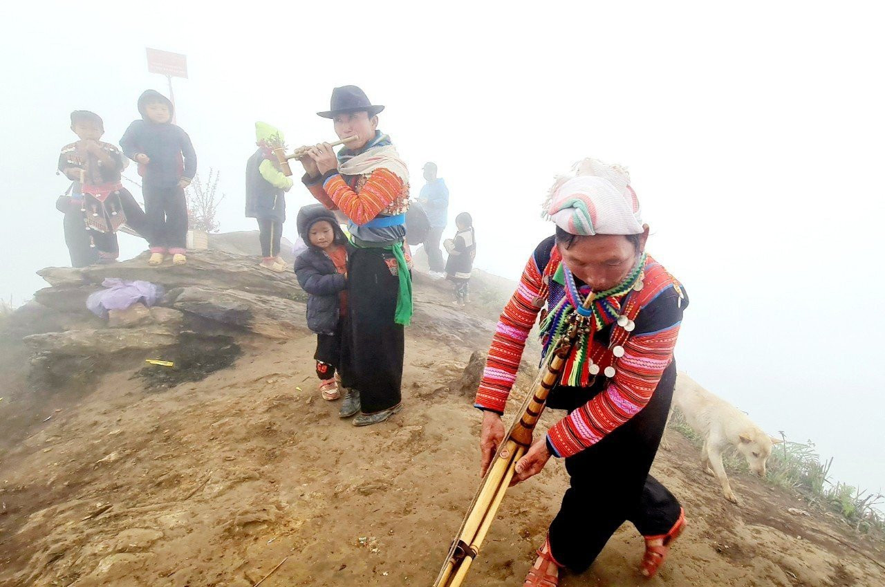 Những người đàn ông Mông say sưa thổi khèn, thổi sáo, nhảy múa giới thiệu nét văn hóa truyền thống của dân tộc mình.
