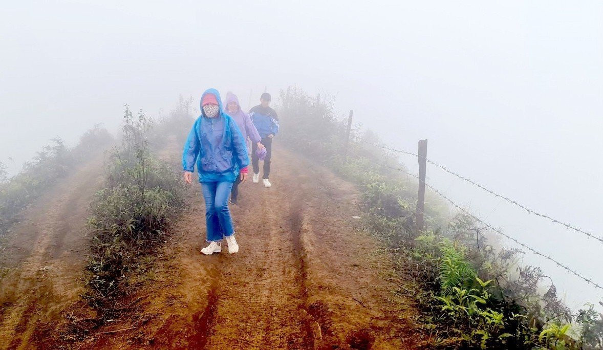 Vào ngày mù sương, đi bộ chinh phục &apos;sống lưng khủng long&apos; ở Háng Đồng luôn là điều thú vị với du khách.