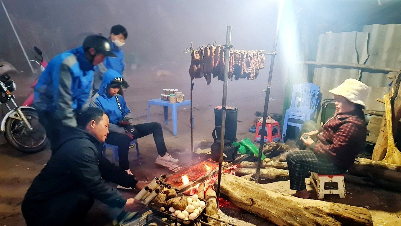 Đêm ở Tà Xùa các hàng quán phục vụ khách đến khuya. Bạn nên thưởng thức các món cơm lam, thịt lợn, thịt trâu gác bếp, cá nướng, gà nướng, ngô nếp nướng… đặc trưng.