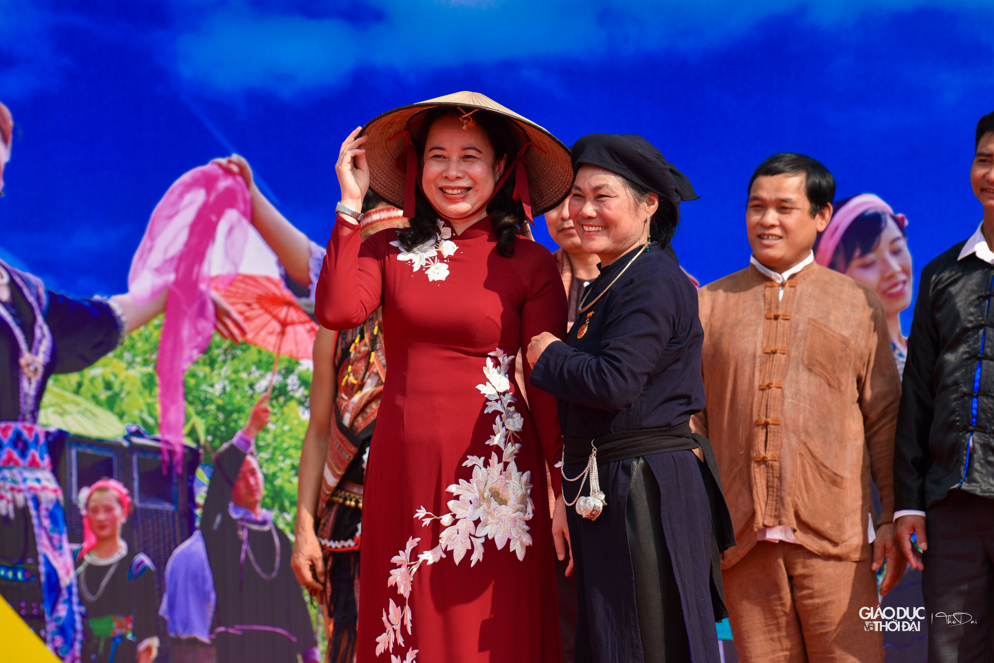Đại diện cộng đồng các dân tộc tặng nón cho Quyền Chủ tịch nước Võ Thị Ánh Xuân. Đại diện cộng đồng các dân tộc tặng nón cho Quyền Chủ tịch nước Võ Thị Ánh Xuân.