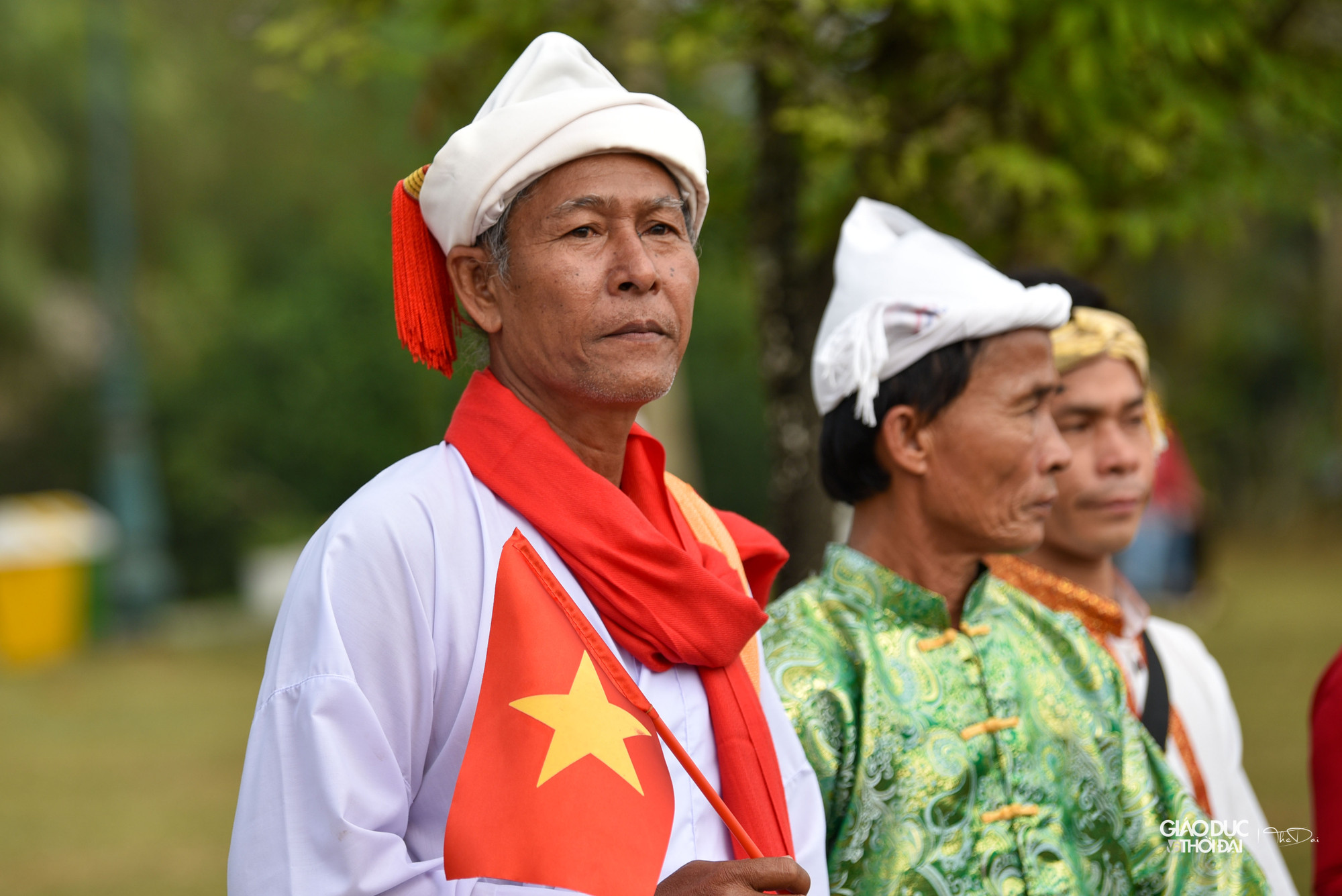 Bên cạnh đó, có khoảng gần 100 đồng bào của 15 dân tộc (Tày, Dao, Nùng, Mông, Thái, Mường, Khơ Mú, Ba Na, Tà Ôi, Cơ Tu, Xơ Đăng, Raglai, Ê Đê, Khmer) với sự tham gia của 13 địa phương có đồng bào hoạt động hàng ngày (Thái Nguyên, Hà Nội, Hà Giang, Sơn La, Hòa Bình, Nghệ An, Thừa Thiên Huế, Ninh Thuận, Kon Tum, Gia Lai, Đắk Lắk, Sóc Trăng) hoạt động theo chủ đề tháng 02 tại Làng Văn hóa, Du lịch các dân tộc Việt Nam. Bên cạnh đó, có khoảng gần 100 đồng bào của 15 dân tộc (Tày, Dao, Nùng, Mông, Thái, Mường, Khơ Mú, Ba Na, Tà Ôi, Cơ Tu, Xơ Đăng, Raglai, Ê Đê, Khmer) với sự tham gia của 13 địa phương có đồng bào hoạt động hàng ngày (Thái Nguyên, Hà Nội, Hà Giang, Sơn La, Hòa Bình, Nghệ An, Thừa Thiên Huế, Ninh Thuận, Kon Tum, Gia Lai, Đắk Lắk, Sóc Trăng) hoạt động theo chủ đề tháng 02 tại Làng Văn hóa, Du lịch các dân tộc Việt Nam.