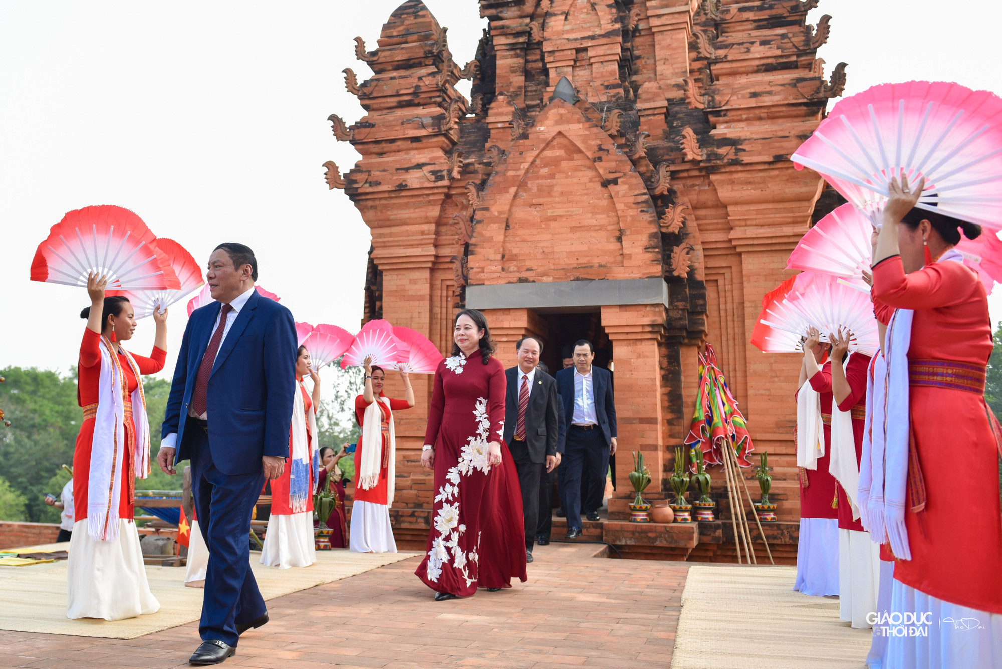 Sau buổi lễ, Quyền Chủ tịch nước Võ Thị Ánh Xuân và các đại biểu đã tham gia lễ hội Katê và trồng cây tại Làng Văn hóa, Du lịch các dân tộc Việt Nam. Sau buổi lễ, Quyền Chủ tịch nước Võ Thị Ánh Xuân và các đại biểu đã tham gia lễ hội Katê và trồng cây tại Làng Văn hóa, Du lịch các dân tộc Việt Nam.