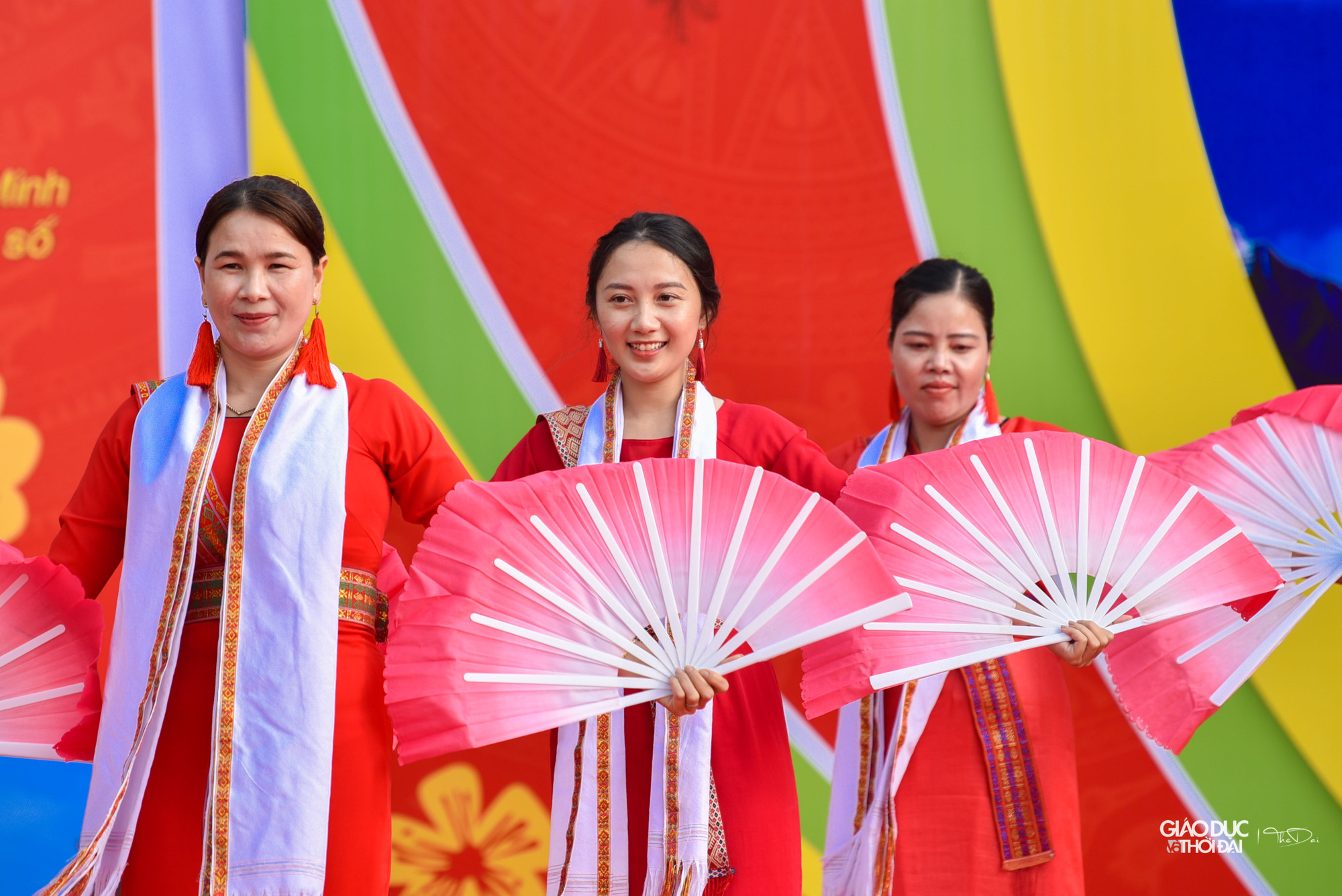 Diễn ra trong hai ngày 11-12/2, Ngày hội còn diễn ra nghi thức "Chậm đò ho" của đồng bào Thổ tỉnh Thanh Hoá; giới thiệu Di sản văn hóa phi vật thể "Nghệ thuật Xòe Thái" của tỉnh Sơn La được UNESCO ghi danh là di sản văn hóa phi vật thể đại diện nhân loại của dân tộc Thái tỉnh Sơn La. Diễn ra trong hai ngày 11-12/2, Ngày hội còn diễn ra nghi thức "Chậm đò ho" của đồng bào Thổ tỉnh Thanh Hoá; giới thiệu Di sản văn hóa phi vật thể "Nghệ thuật Xòe Thái" của tỉnh Sơn La được UNESCO ghi danh là di sản văn hóa phi vật thể đại diện nhân loại của dân tộc Thái tỉnh Sơn La.
