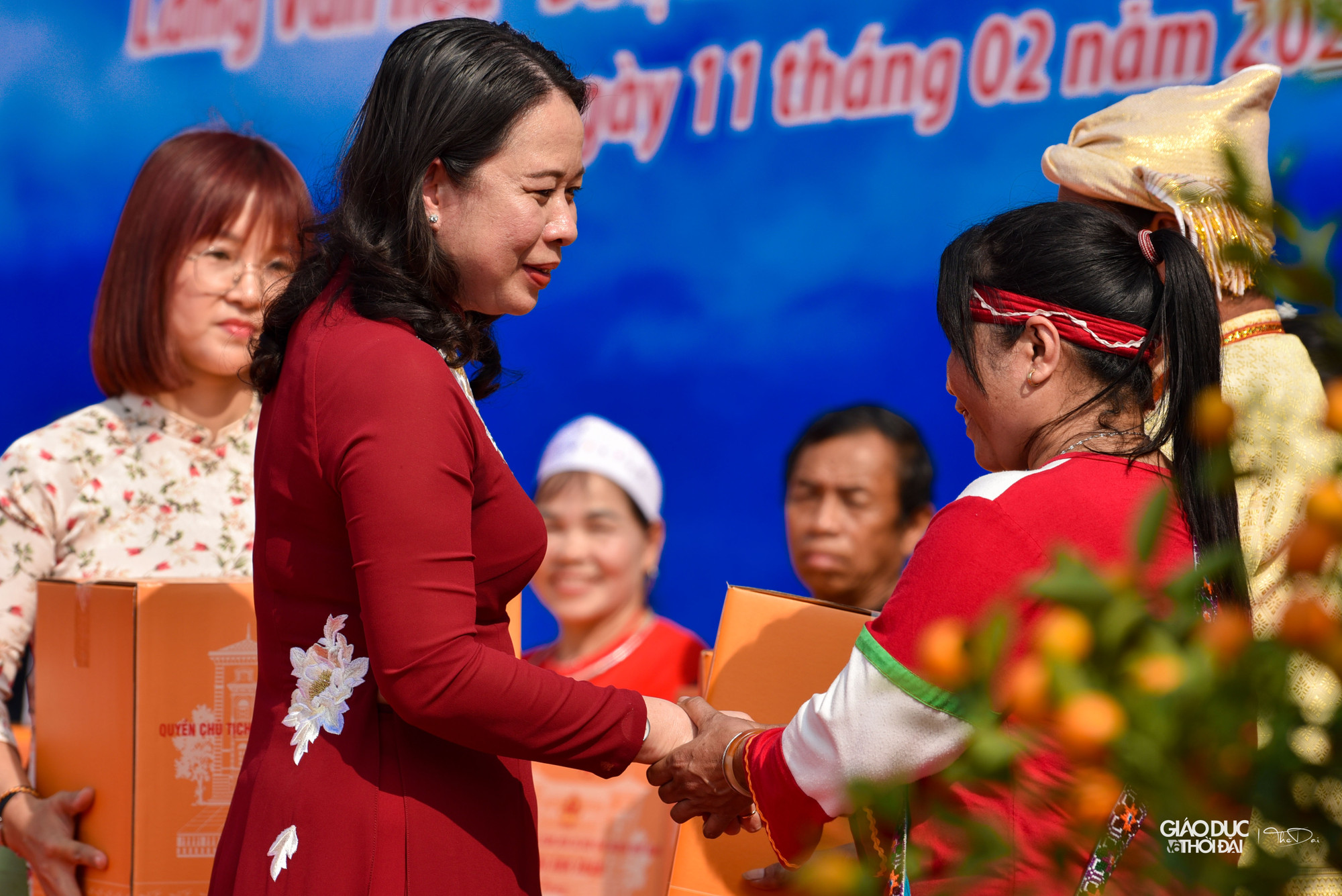 Quyền Chủ tịch nước Võ Thị Ánh Xuân đã tặng quà cho đại diện 25 dân tộc tham gia Ngày hội. Quyền Chủ tịch nước Võ Thị Ánh Xuân đã tặng quà cho đại diện 25 dân tộc tham gia Ngày hội.