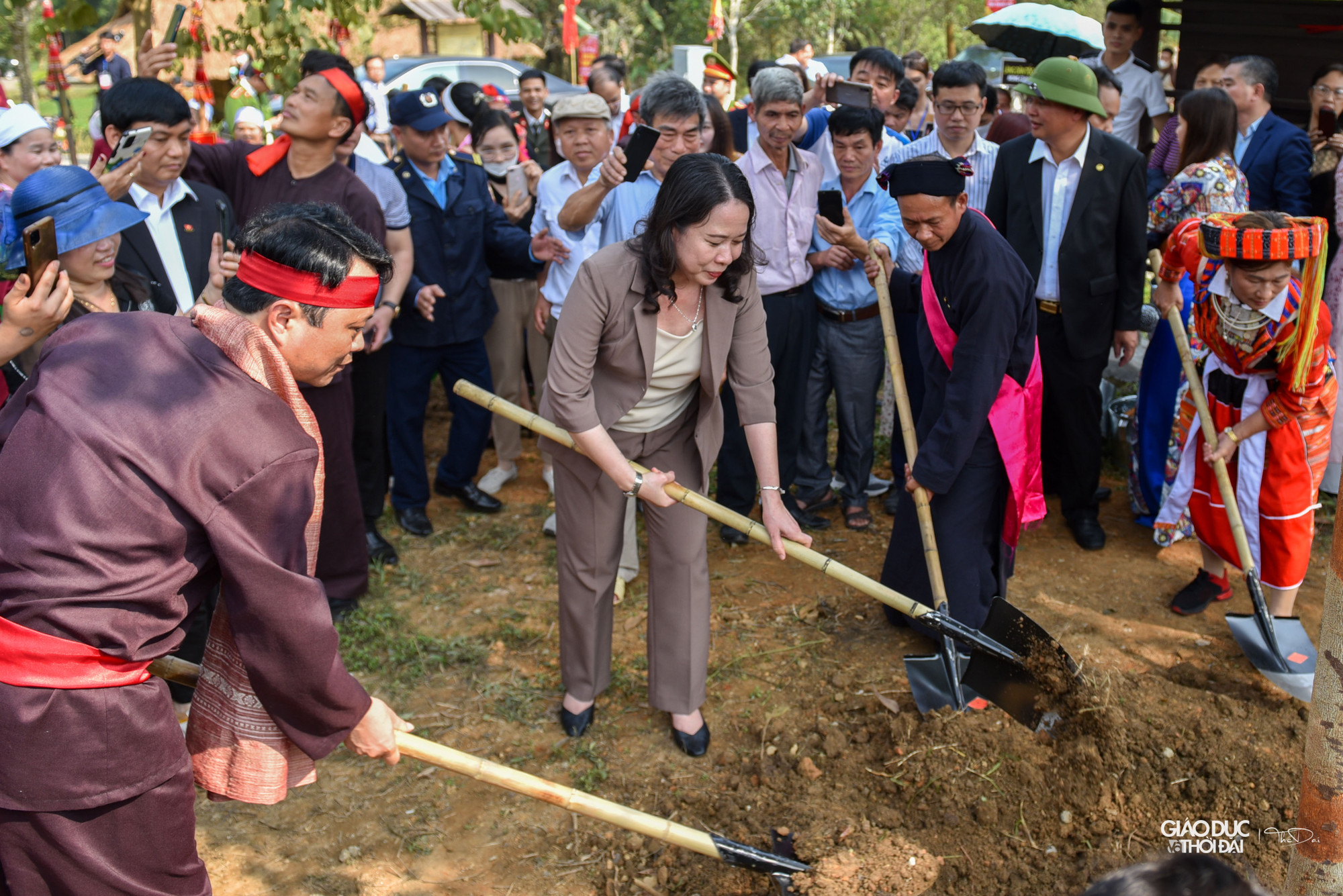 Quyền Chủ tịch nước Võ Thị Ánh Xuân tham gia trồng cây, hưởng ứng Tết trồng cây - đời đời nhớ ơn Bác Hồ vĩ đại. Quyền Chủ tịch nước Võ Thị Ánh Xuân tham gia trồng cây, hưởng ứng Tết trồng cây - đời đời nhớ ơn Bác Hồ vĩ đại.