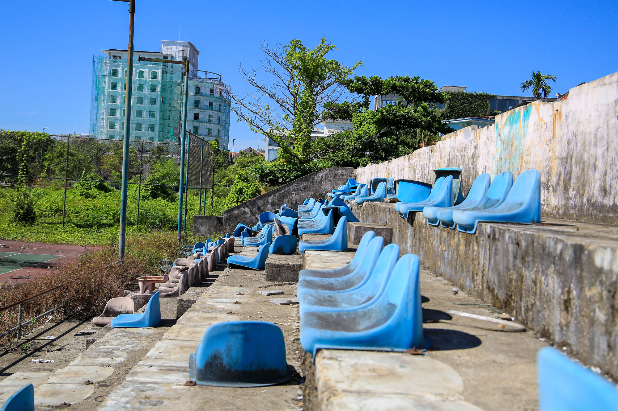 Theo quan sát, ghế ngồi ở khán đài 2 bên bám đầy bụi bẩn, mục nát và ngổn ngang khắp nơi.