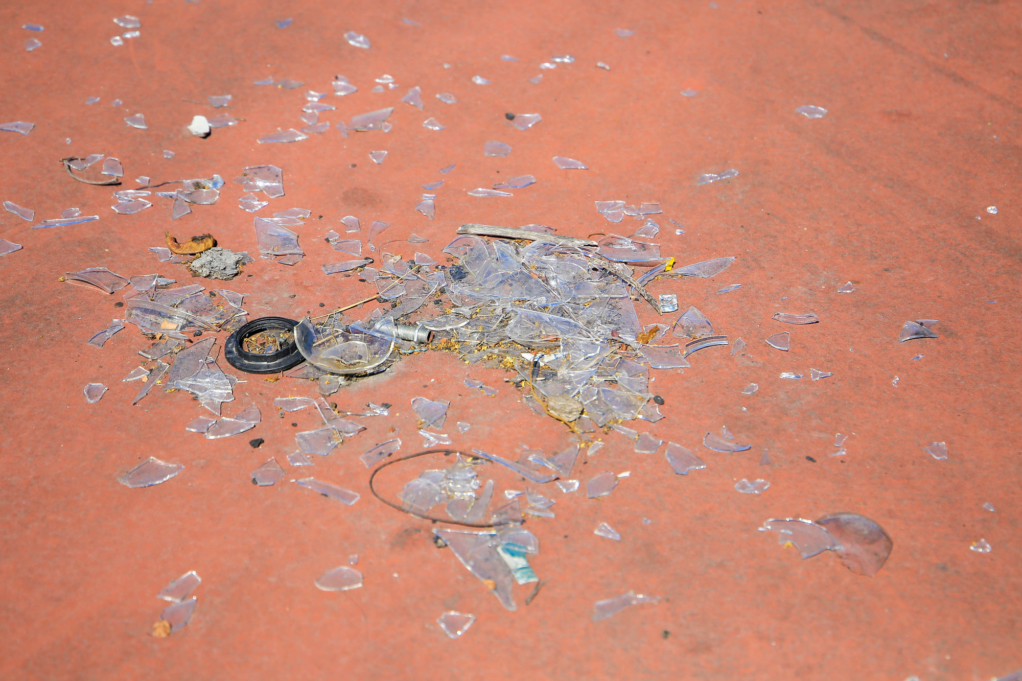 Các mảnh vỡ rơi vãi khắp bề mặt sân.