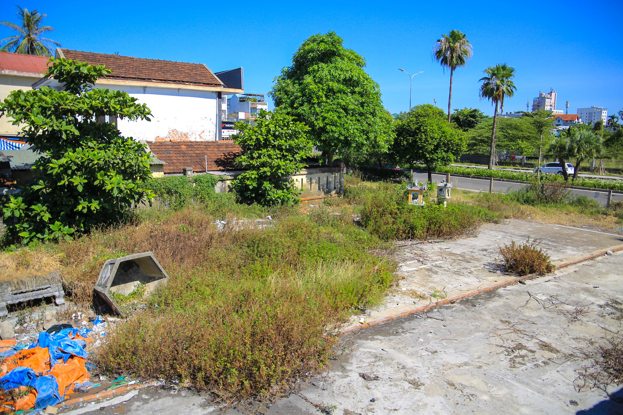 Trong khi đó, lãnh đạo Sở Tài nguyên và Môi trường tỉnh Thừa Thiên - Huế thông tin, khu đất này hiện nay đang hoàn thiện các thủ tục để kêu gọi đầu tư. (Ảnh: Hoàng Hải).