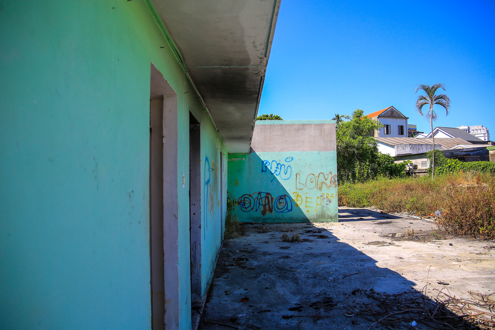 Khu vực phía dưới khán đài bị vẽ bậy và nhiều rác thải khắp nơi gây ô nhiễm.