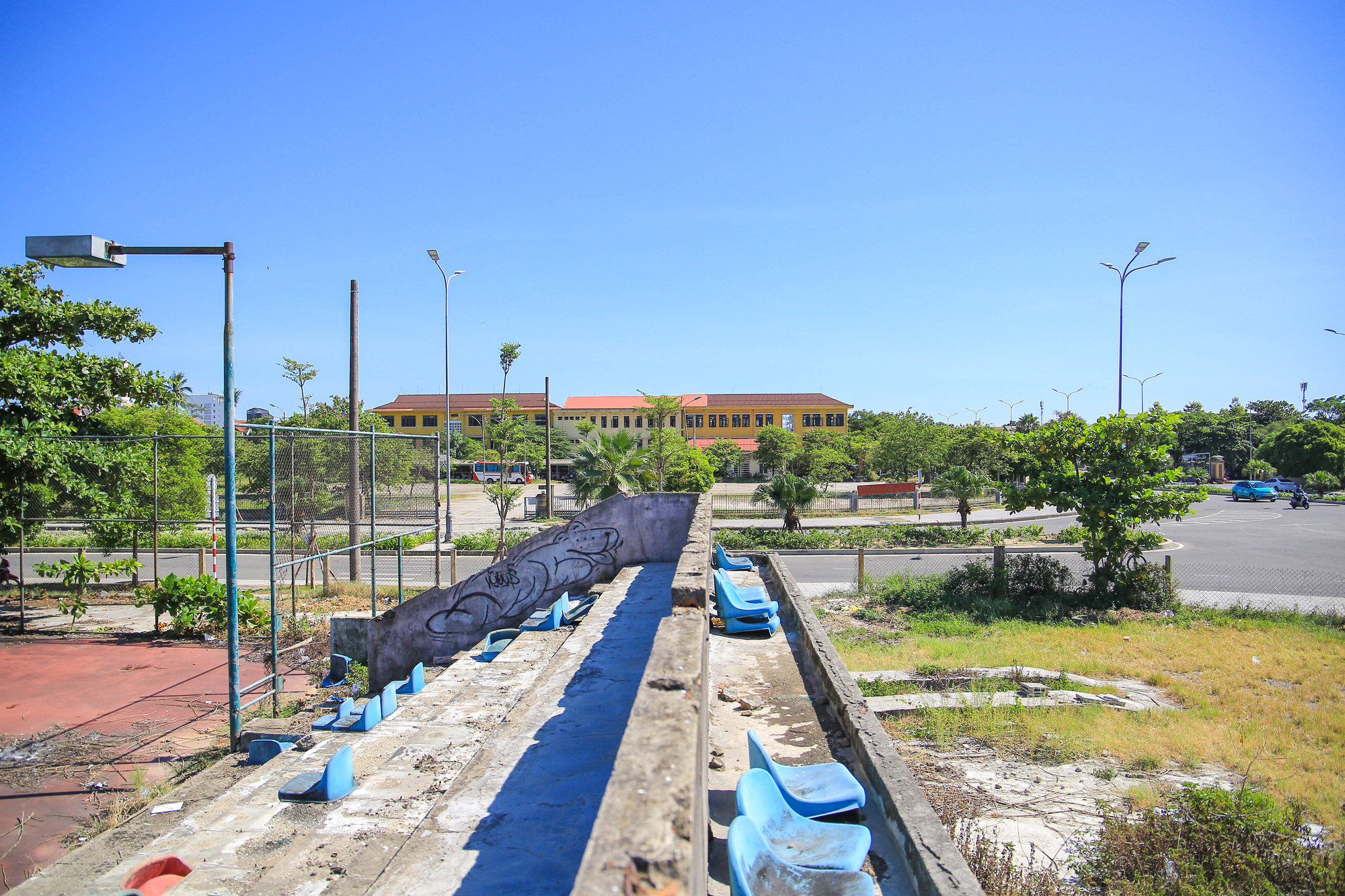 Trao đổi với PV, lãnh đạo UBND TP Huế cho biết, khu đất này hiện nay được UBND tỉnh Thừa Thiên - Huế thống nhất để UBND TP điều chỉnh quy hoạch. Theo như quy hoạch, khu “đất vàng” này sẽ trở thành đất ở thương mại và đất công viên cây xanh.