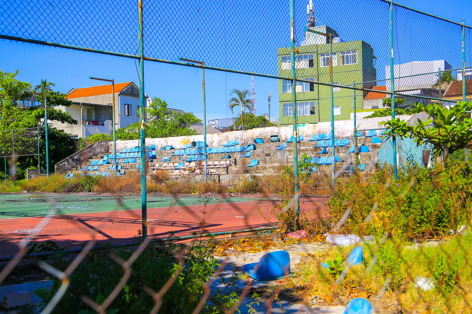 Theo tìm hiểu, trước đây khu đất này được cho thuê làm bãi đỗ xe ô tô và sử dụng 2 sân tennis để thực hiện hoạt động thể thao.