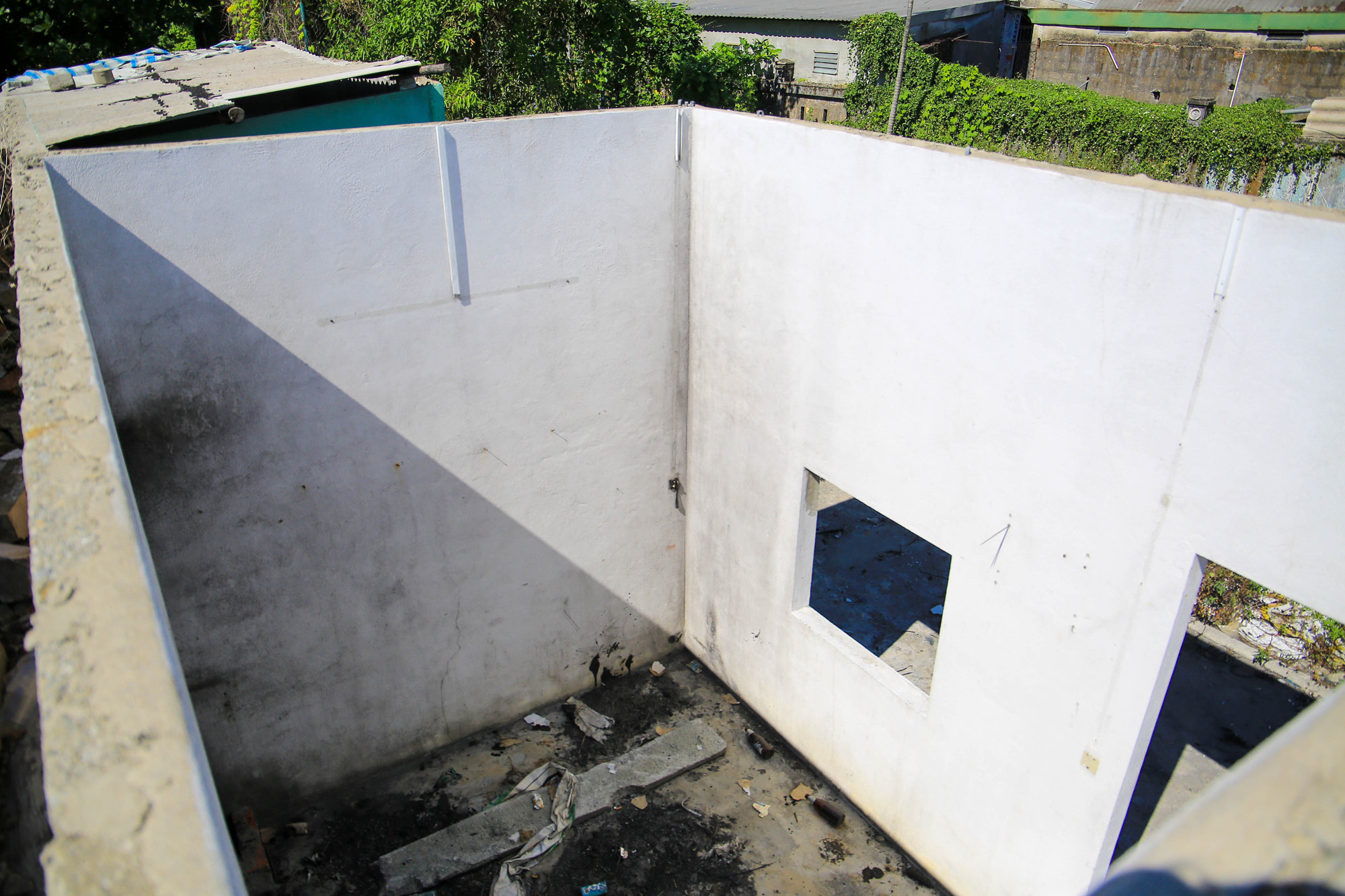 Anh Q. là một người dân cho biết: &quot;Nằm ở khu vực trung tâm mà nhìn hoang tàn quá, tôi thấy bỏ hoang như vậy gây lãng phí, thậm chí có người vào đó tụ tập hút chích, rất nguy hiểm&quot;.